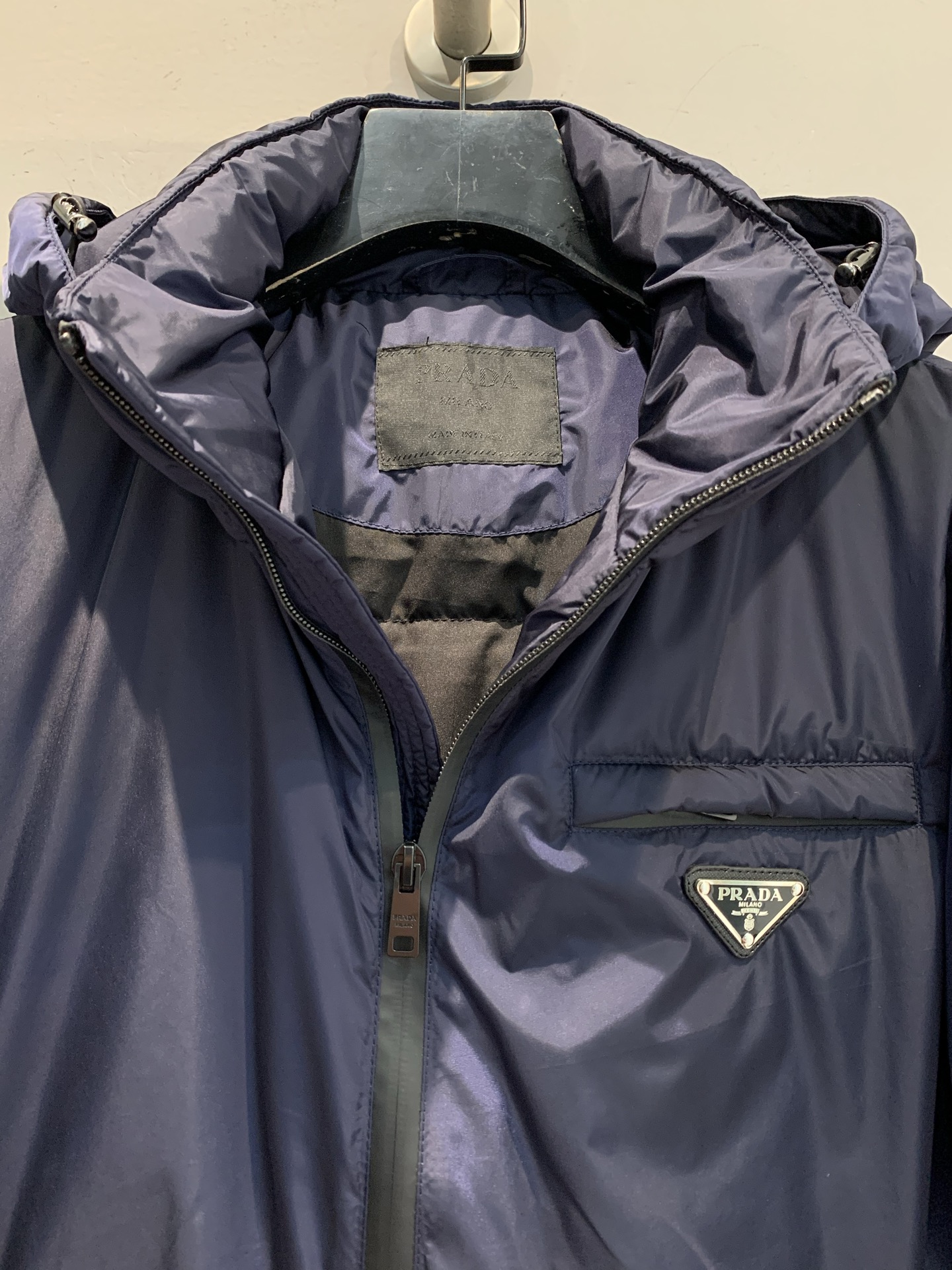 新款🔥出货啦📢 Prad*2025秋冬新款三角标口袋连帽羽绒服，采用高密度尼龙面料，防风拒水，内里填充9