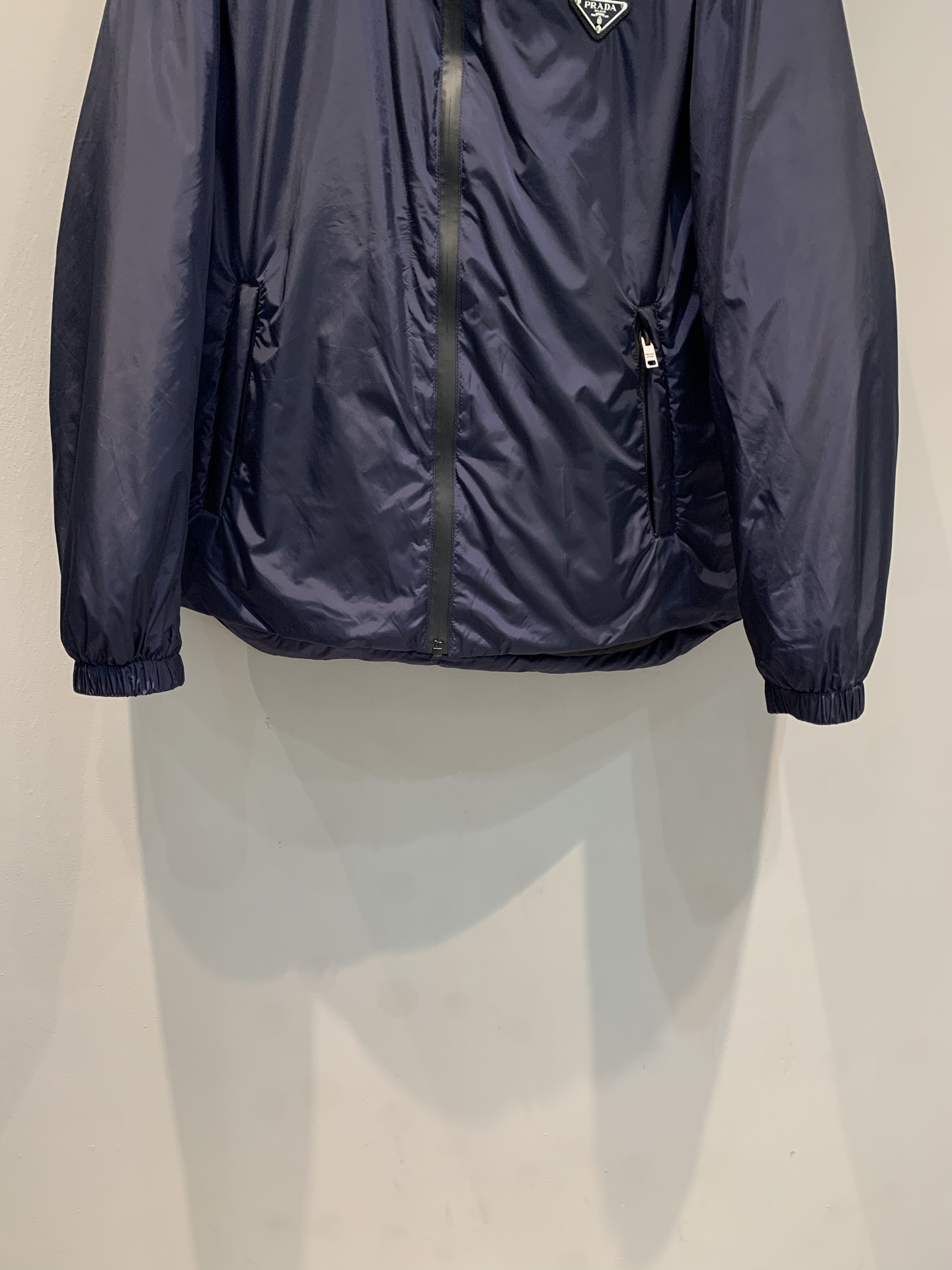 新款🔥出货啦📢 Prad*2025秋冬新款三角标口袋连帽羽绒服，采用高密度尼龙面料，防风拒水，内里填充9