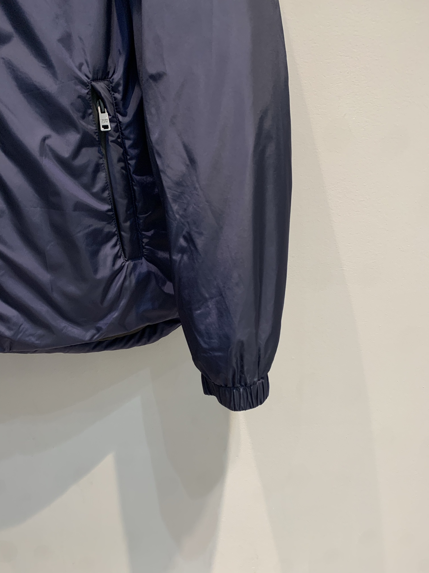 新款🔥出货啦📢 Prad*2025秋冬新款三角标口袋连帽羽绒服，采用高密度尼龙面料，防风拒水，内里填充9