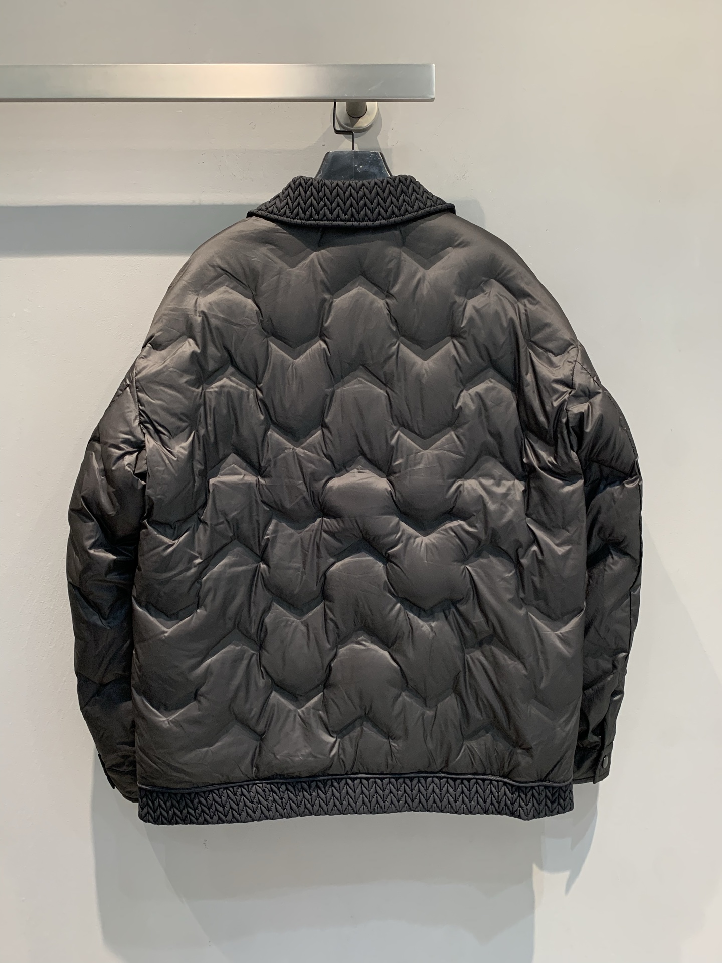 新款🔥出货啦📢 Prad*2025秋冬新款麻花纹黑标男士羽绒服，简约翻领设计+经典三角标，低调又高级!外