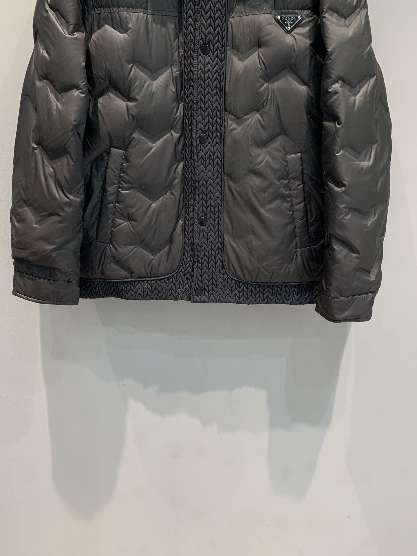 新款🔥出货啦📢 Prad*2025秋冬新款麻花纹黑标男士羽绒服，简约翻领设计+经典三角标，低调又高级!外