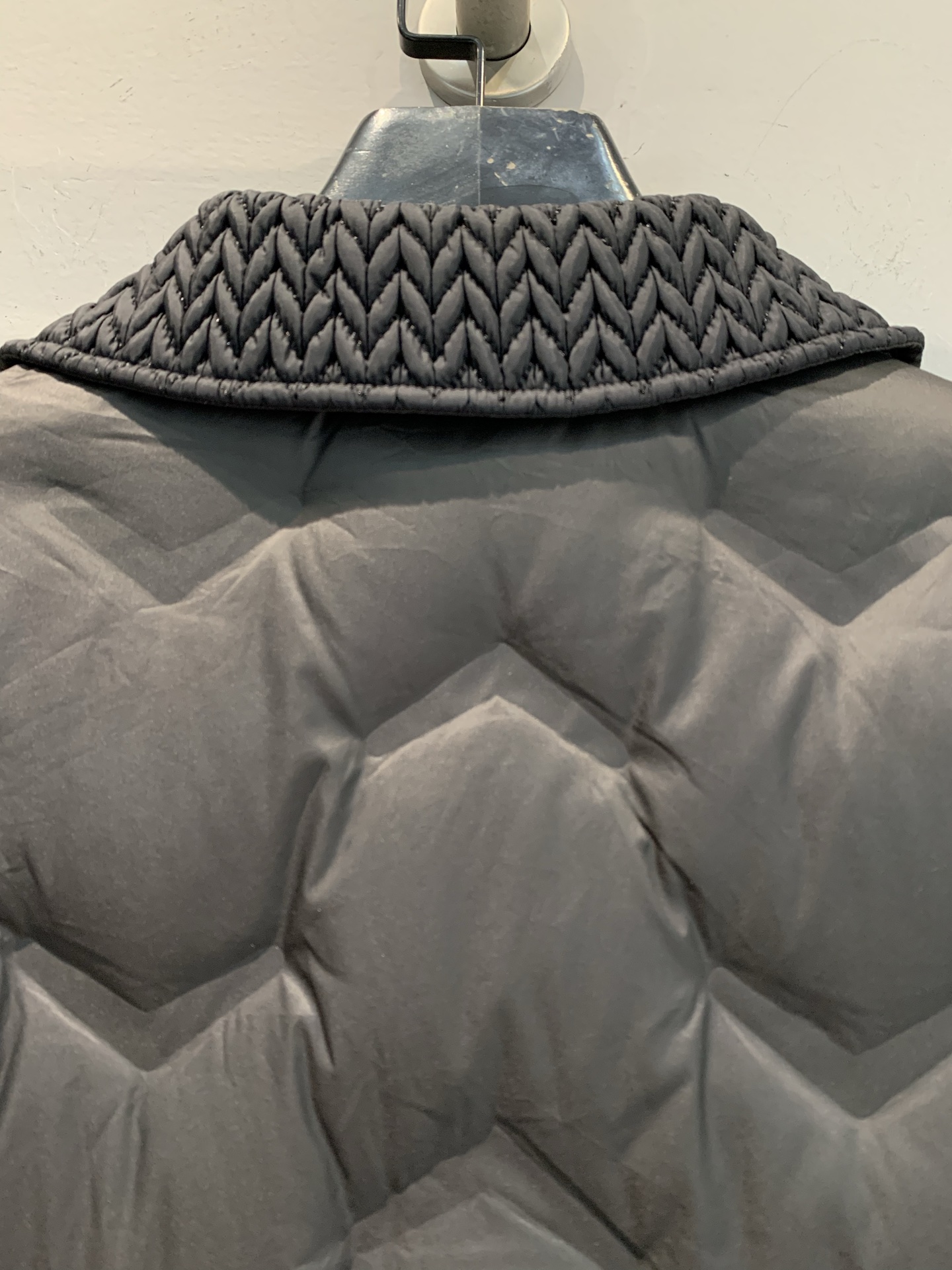 新款🔥出货啦📢 Prad*2025秋冬新款麻花纹黑标男士羽绒服，简约翻领设计+经典三角标，低调又高级!外