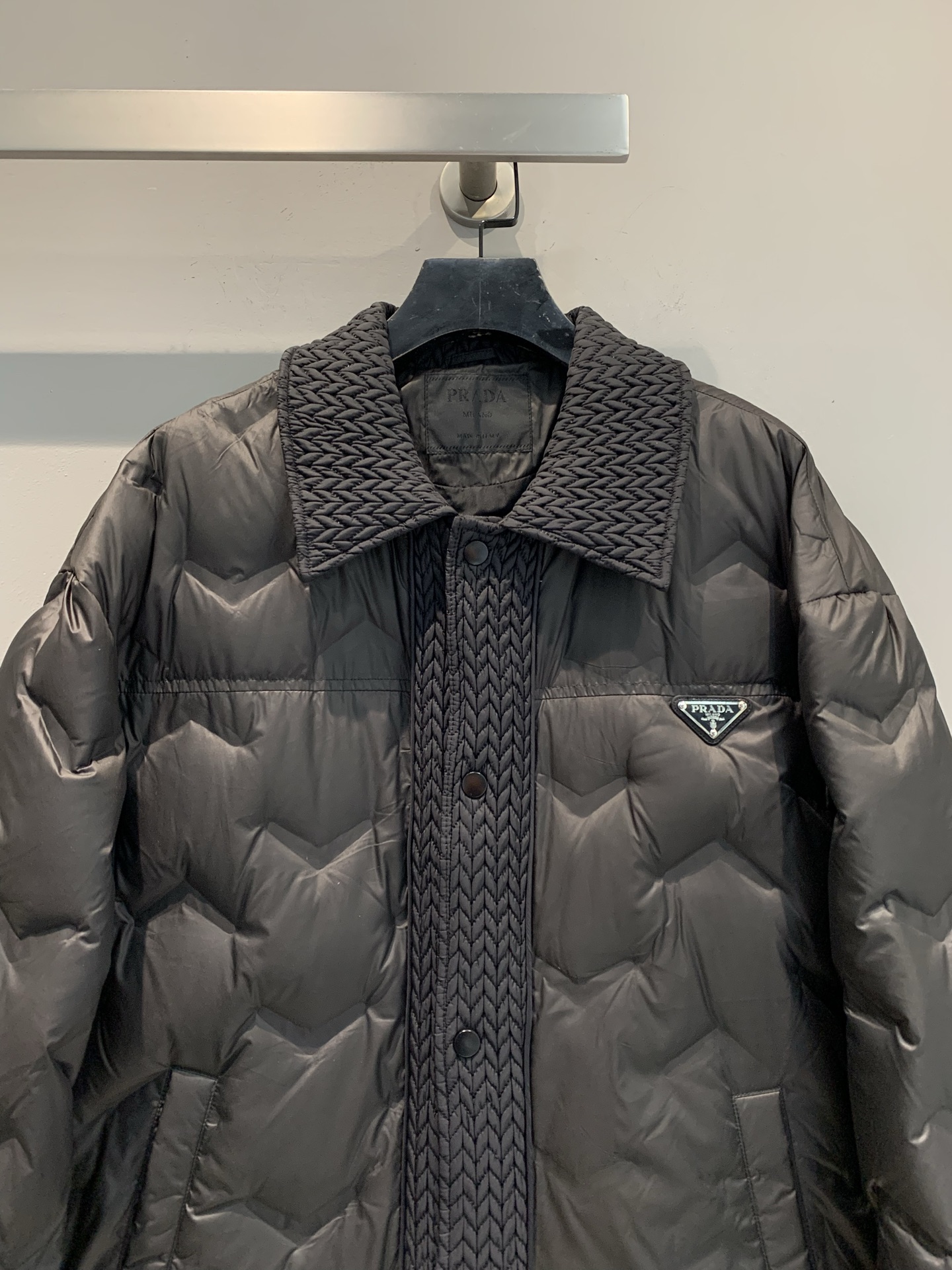 新款🔥出货啦📢 Prad*2025秋冬新款麻花纹黑标男士羽绒服，简约翻领设计+经典三角标，低调又高级!外