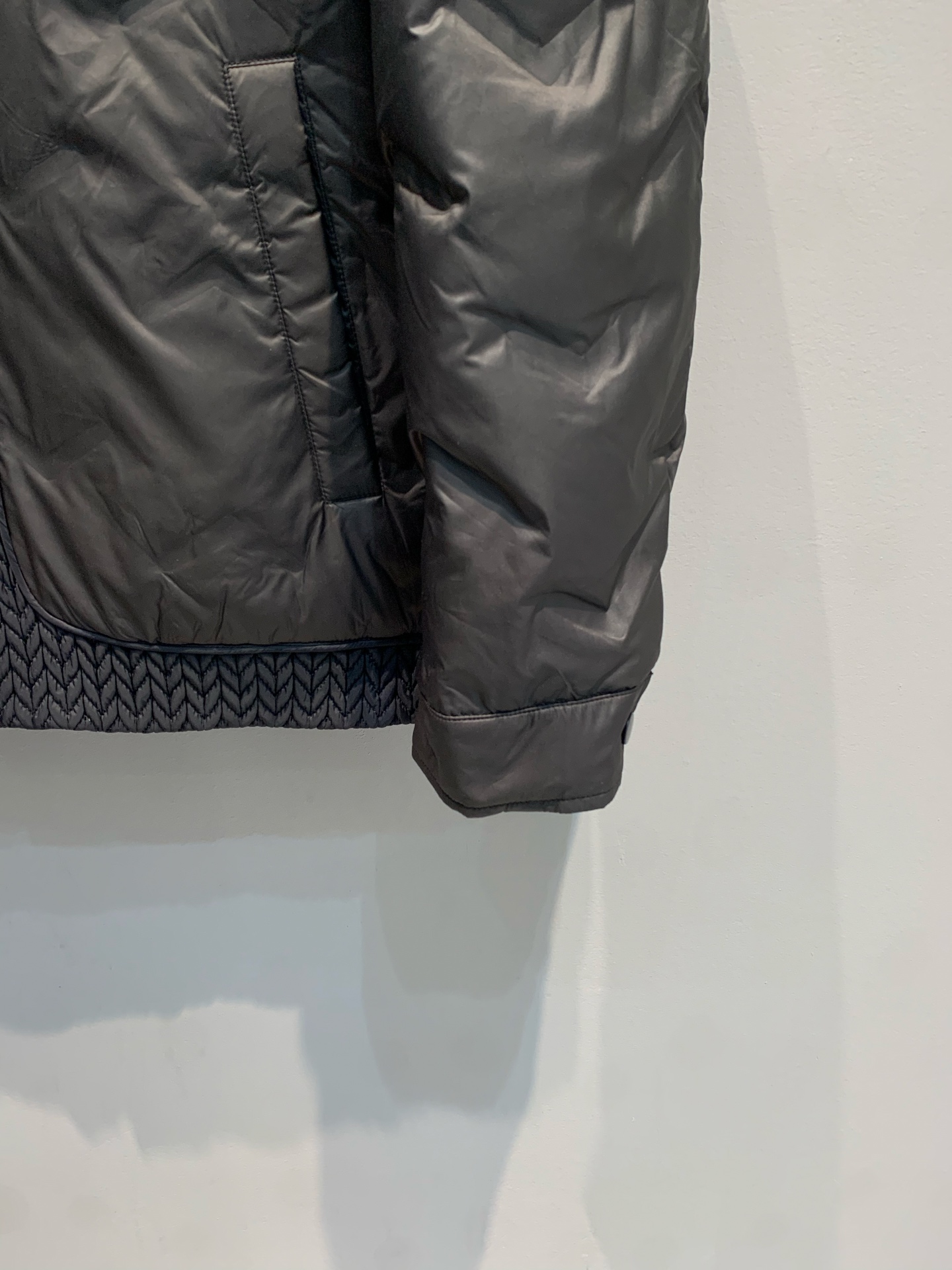 新款🔥出货啦📢 Prad*2025秋冬新款麻花纹黑标男士羽绒服，简约翻领设计+经典三角标，低调又高级!外