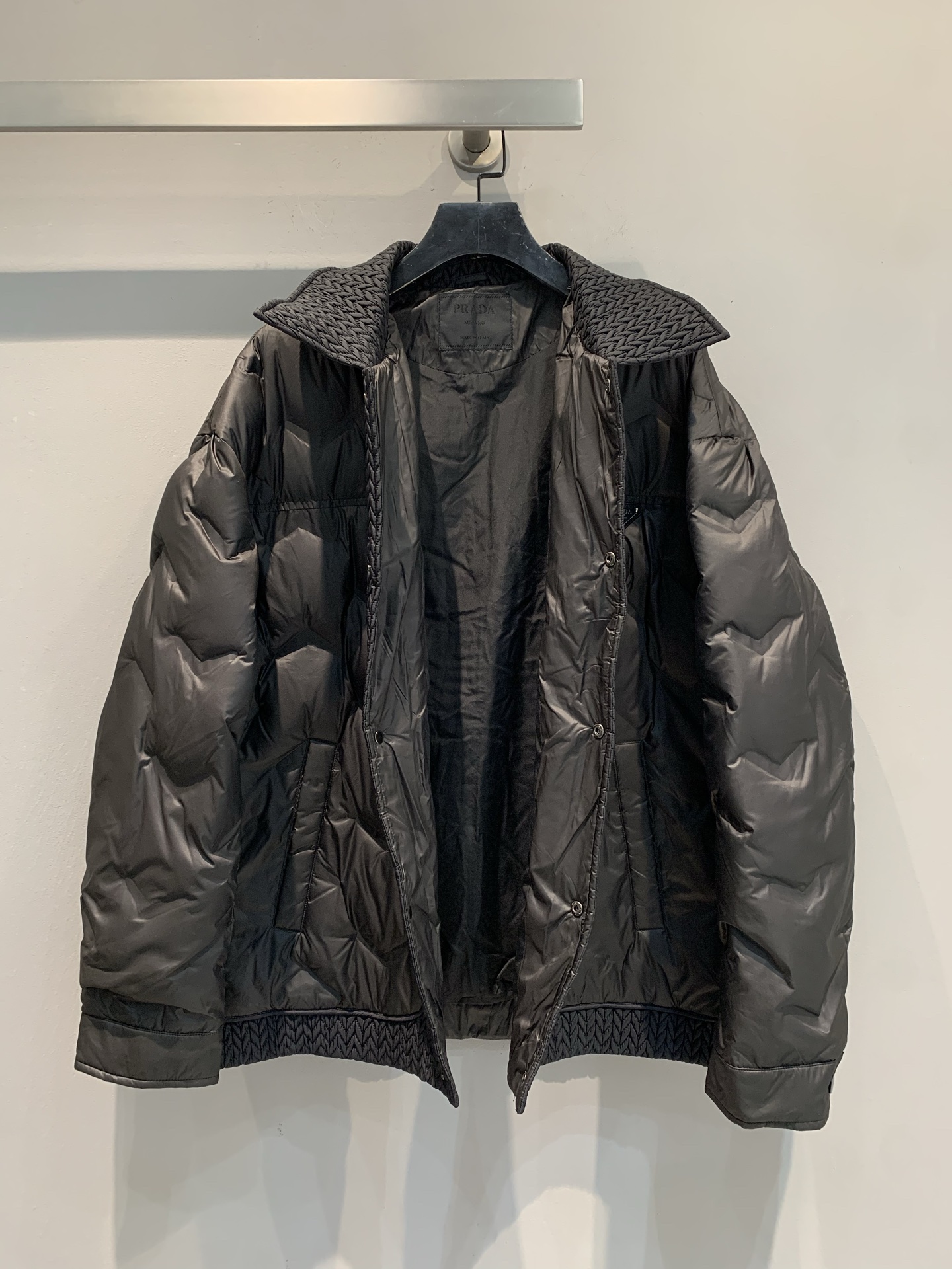新款🔥出货啦📢 Prad*2025秋冬新款麻花纹黑标男士羽绒服，简约翻领设计+经典三角标，低调又高级!外