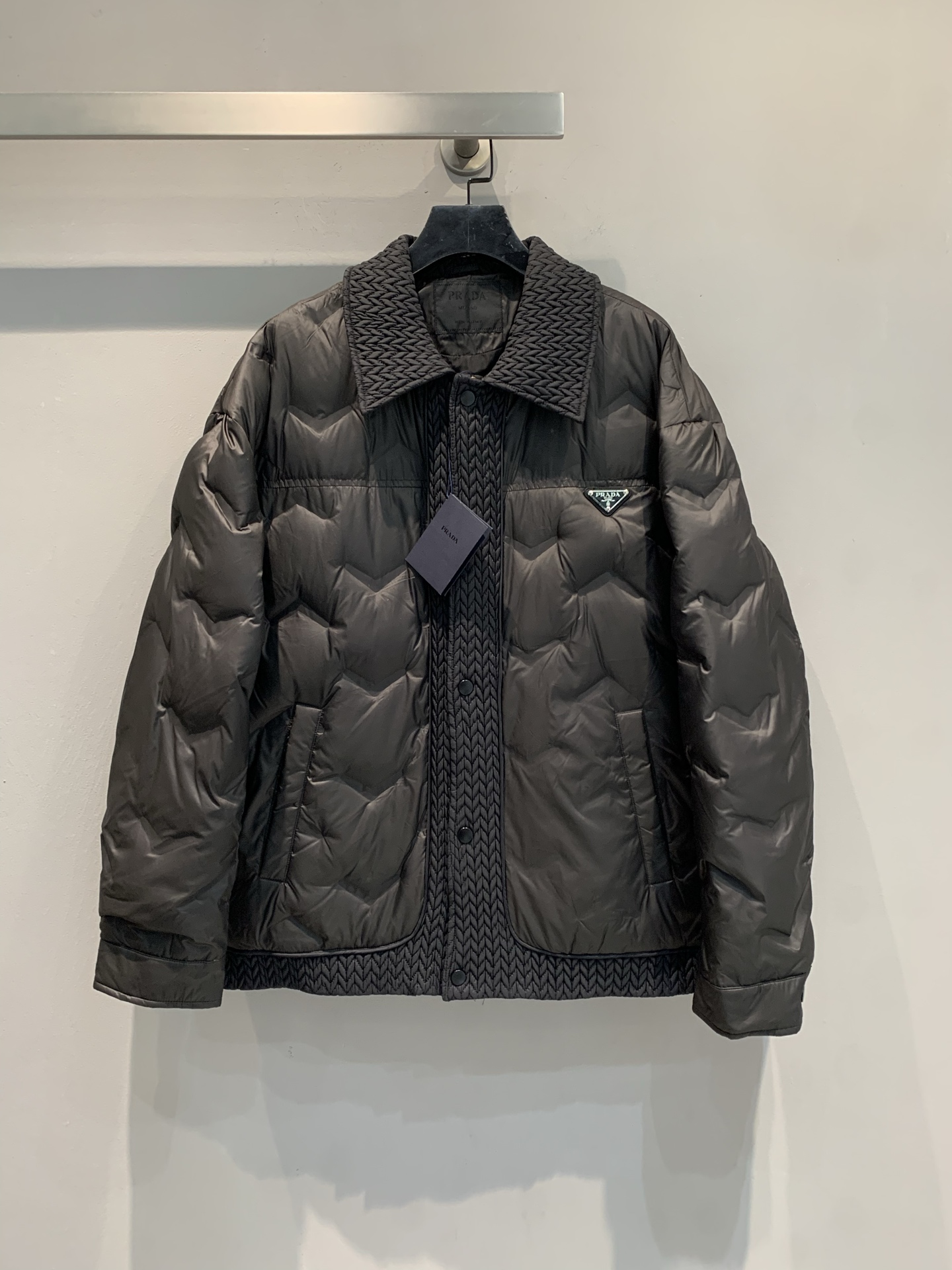 新款🔥出货啦📢 Prad*2025秋冬新款麻花纹黑标男士羽绒服，简约翻领设计+经典三角标，低调又高级!外