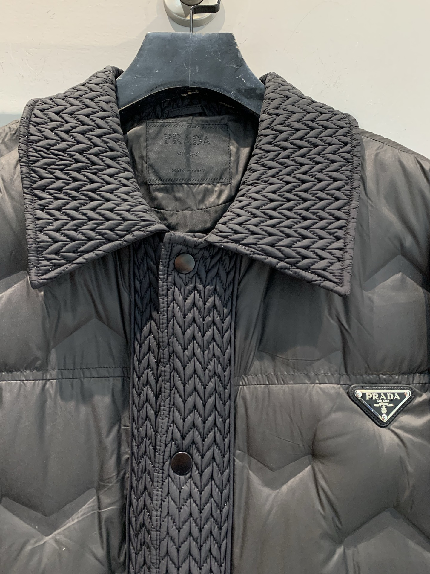 新款🔥出货啦📢 Prad*2025秋冬新款麻花纹黑标男士羽绒服，简约翻领设计+经典三角标，低调又高级!外
