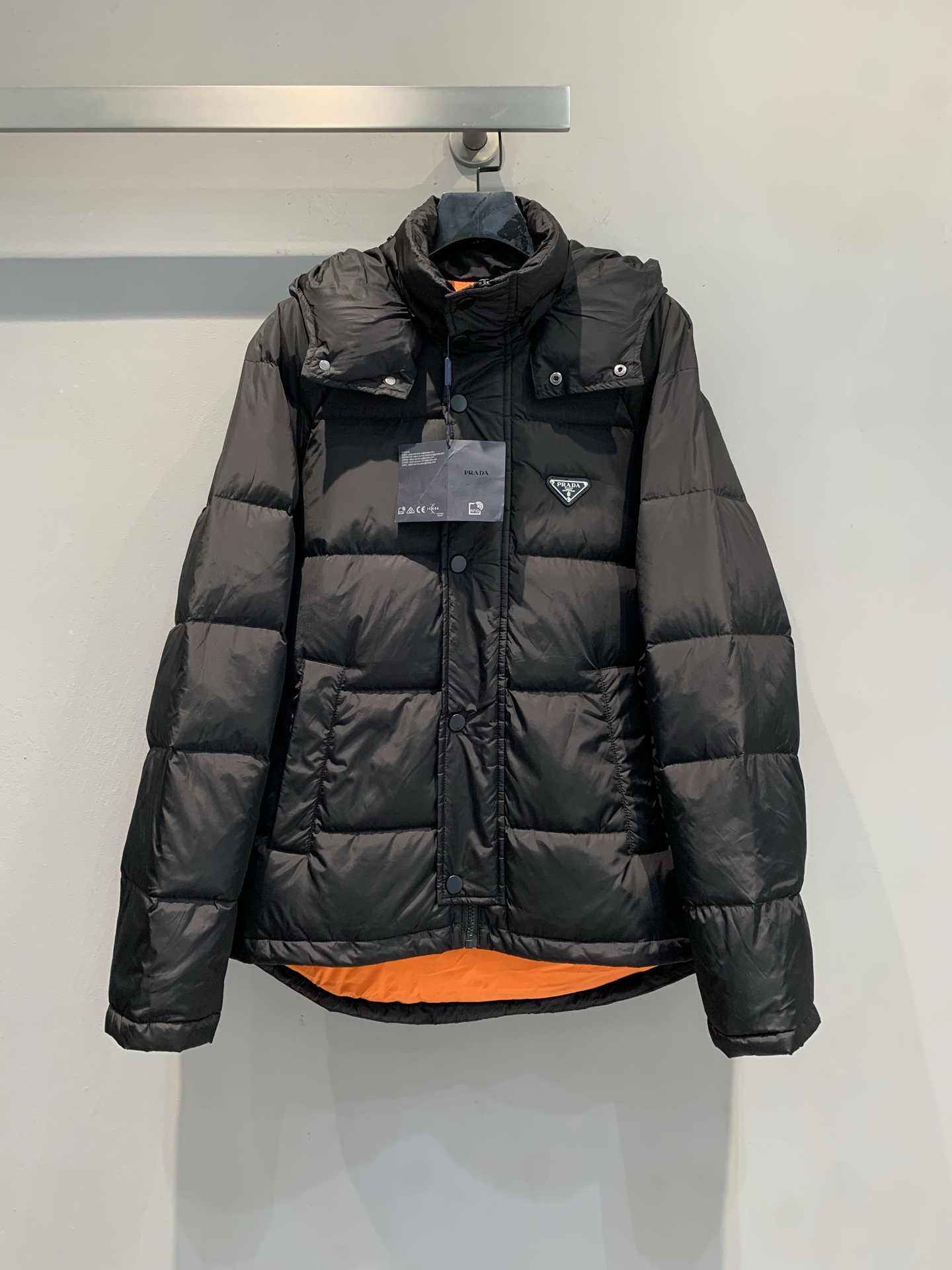 NO:611148,Comes with dust bag. MPrad* 2025 new autumn and winter new triangle logo detachable hooded down jacket. The hood is detachable and can be easily transformed into different styles! Filled with high-quality goose down, perfect for warmth retention. The outer technical fabric is soft and stain-resistant, and the orange lining brightens the whole. It is full of details. It is versatile, practical and stylish, whether commuting or outdoors! Size SMLXLXXL, prada, down jacket, hats, alexander wang19860909配防尘袋新款出货啦MPrad*2025秋冬新款三角标可拆卸连帽羽绒服,连帽可拆卸设计,轻松变身不同风格!填充高品质鹅绒,保暖力满分.外层科技面料柔软耐脏,橙色内衬点亮整体,细节感十足计.无论通勤还是户外都很百搭,实用又有型!码数SMLXLXXL,,prada,down jacket,hats,alexander wang,Women's clothing