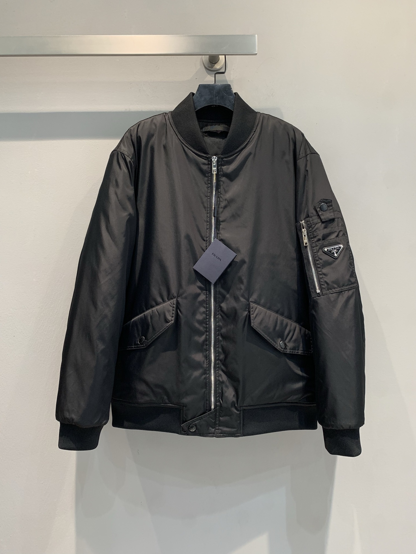 NO:611189,New model shipped with dust bag M  Prad*2025 new fashionable retro cuff zipper bomber jacket down jacket for autumn and winter, classic MA-1 version, made of the brand's iconic recycled nylon fabric, lightweight, windproof and environmentally friendly. The collar, cuffs and hem are rib knitted with perfect details! The triangular enamel logo on the left arm is super recognizable, simple and advanced. Whether commuting or casual outings, you can easily create a fashionable look. Size SMLXLXXL,, prada, jackets & coats, down  jacket,alexander wang19860909配防尘袋新款出货啦M Prad*2025秋冬新款时髦复古袖口拉链飞行员夹克羽绒服,经典MA-1版型,采用品牌标志性再生尼龙面料,轻便防风还环保衣领、袖口和下摆都是罗纹针织,细节满分!左臂三角珐琅徽标超有辨识度,简约又高级.无论通勤还是休闲出街,都能轻松打造时髦造型.码数SMLXLXXL,,prada,jackets & coats,down jacket,alexander wang,Women's clothing