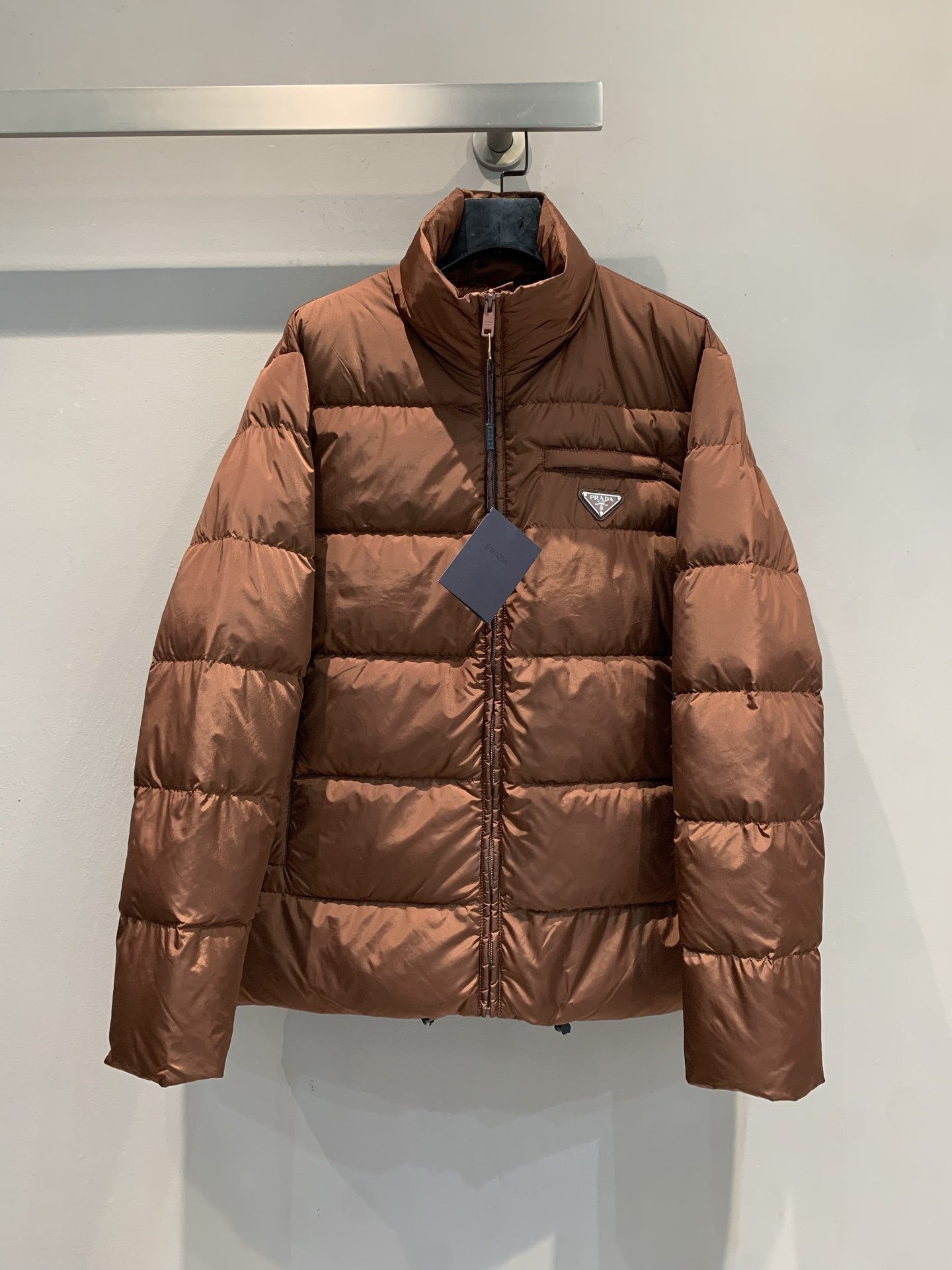 NO:611154,MPrad* 2025 new autumn and winter new triangle logo pocket stand collar men's down jacket with dust bag, adopts classic triangle logo design, stand collar + zipper closure, horizontal quilting structure, filled with high-quality down, perfect warmth retention. The fabric is made of nylon or technical materials, windproof and waterproof, and can easily cope with the changeable weather in winter. Short version, neat tailoring, both luxury and functionality, super stylish for winter. Size SMLXLXXL, prada, down  jacket,alexander wang19860909配防尘袋新款出货啦MPrad*2025秋冬新款三角标口袋立领男士羽绒服,采用经典三角徽标设计,立领+拉链闭合,横向绗缝结构,填充高品质羽绒,保暖力满分.面料选用尼龙或科技材质,防风防水,轻松应对冬季多变天气.短款版型,剪裁利落,兼具奢华与功能性,冬季出街超有型.码数SMLXLXXL,,prada,down jacket,alexander wang,Women's clothing