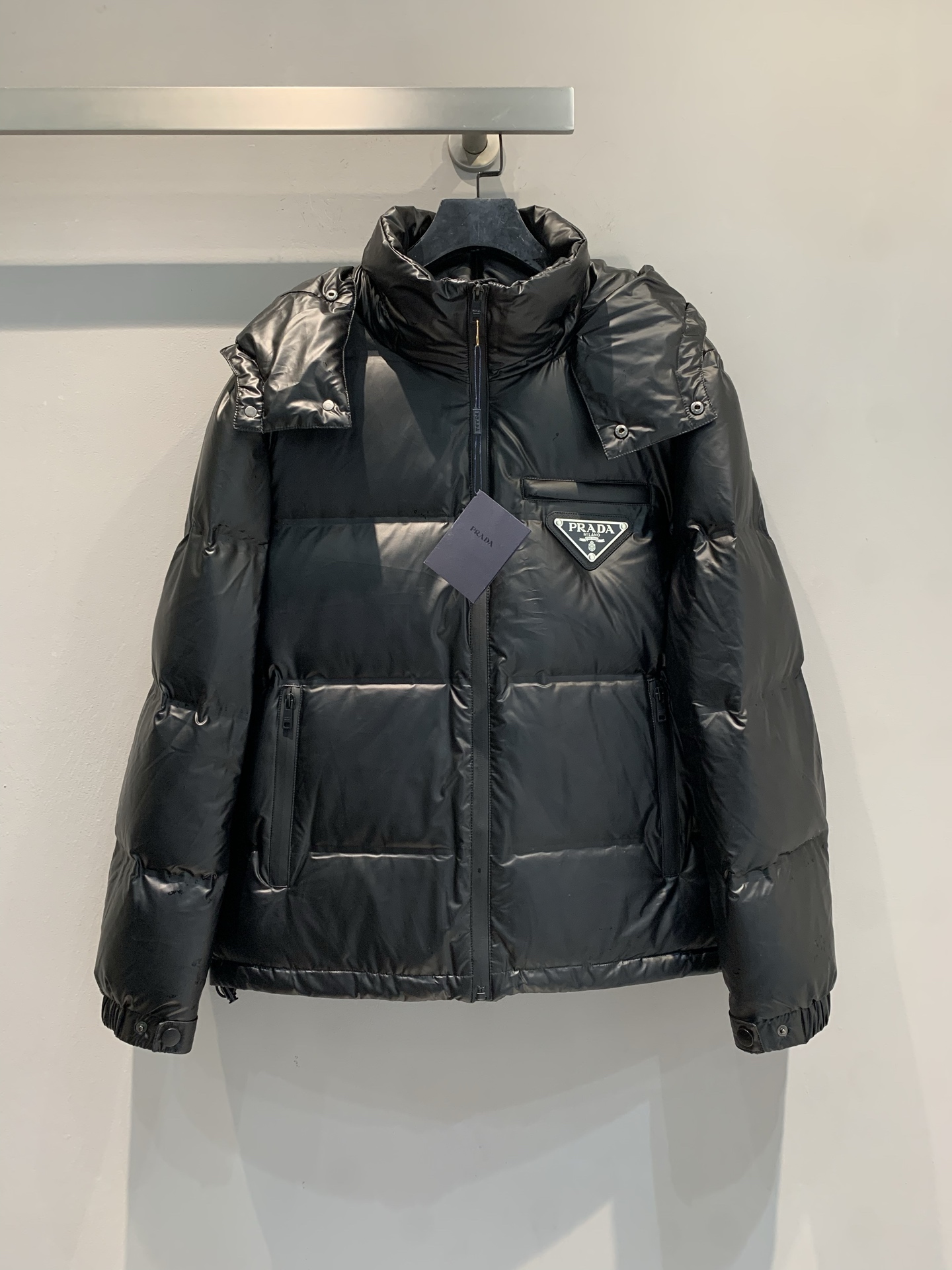 NO:611178,Equipped with dust bag, MPrad* 2025 new autumn and winter new triangle logo pocket detachable hooded down jacket. Same style for men and women. Filled with high-quality goose down, full of warmth! The outer layer is windproof and waterproof, so you are not afraid of the cold outdoors in winter. The hood is detachable, with brand logo on the cuffs and hem, and the details are super exquisite. Six-panel quilted design, full of layers, slim cut, elegant and practical, easy to use for commuting and leisure. Size SMLXLXXL, prada, down  jacket,hats,alexander wang19860909配防尘袋新款出货啦MPrad*2025秋冬新款三角标口袋可拆卸连帽羽绒服.男女同款 采用高品质鹅绒填充,保暖力满分!外层防风防水,冬季户外也不怕冷.连帽可拆卸,袖口和下摆有品牌标识,细节超精致.六格绗缝设计,层次感十足,剪裁修身,优雅又实用,通勤休闲都能轻松驾驭.码数SMLXLXXL,,prada,down jacket,hats,alexander wang,Women's clothing