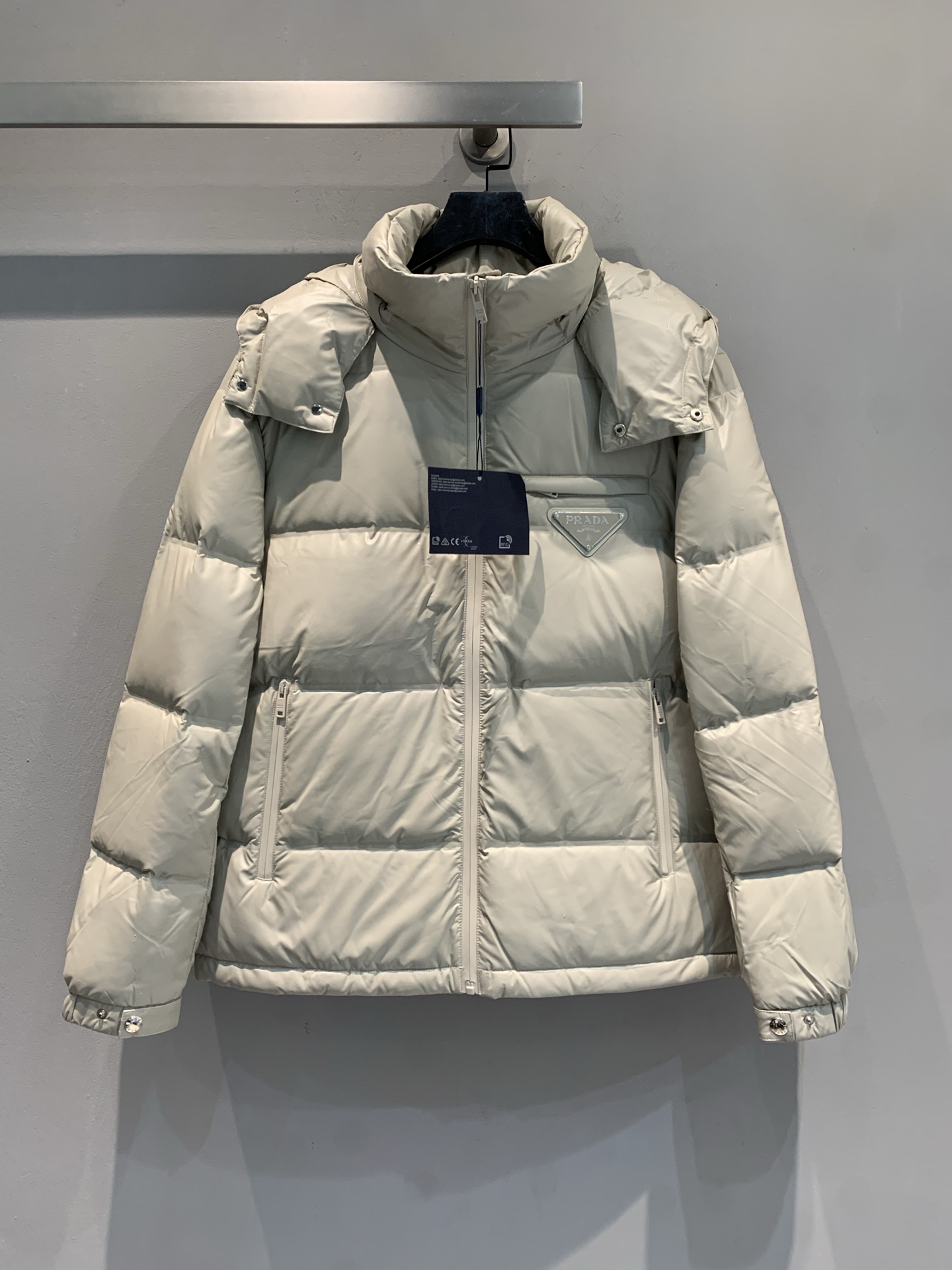 NO:611166,New model with dust bag shipped M Prad* 2025 autumn and winter new style triangle logo pocket detachable hooded down jacket. Same style for men and women  Filled with high-quality goose down, it has perfect warmth! The outer layer is windproof and waterproof, so you are not afraid of the cold outdoors in winter. The hood is detachable, the cuffs and hem have brand logos, and the details are super exquisite. The six-panel quilted design is full of layers, slim cut, elegant and practical, and can be easily used for commuting and leisure. Size SMLXLXXL, prada, down jacket, hats, alexander wang19860909配防尘袋新款出货啦M Prad*2025秋冬新款三角标口袋可拆卸连帽羽绒服.男女同款 采用高品质鹅绒填充,保暖力满分!外层防风防水,冬季户外也不怕冷.连帽可拆卸,袖口和下摆有品牌标识,细节超精致.六格绗缝设计,层次感十足,剪裁修身,优雅又实用,通勤休闲都能轻松驾驭.码数SMLXLXXL,,prada,down jacket,hats,alexander wang,Women's clothing