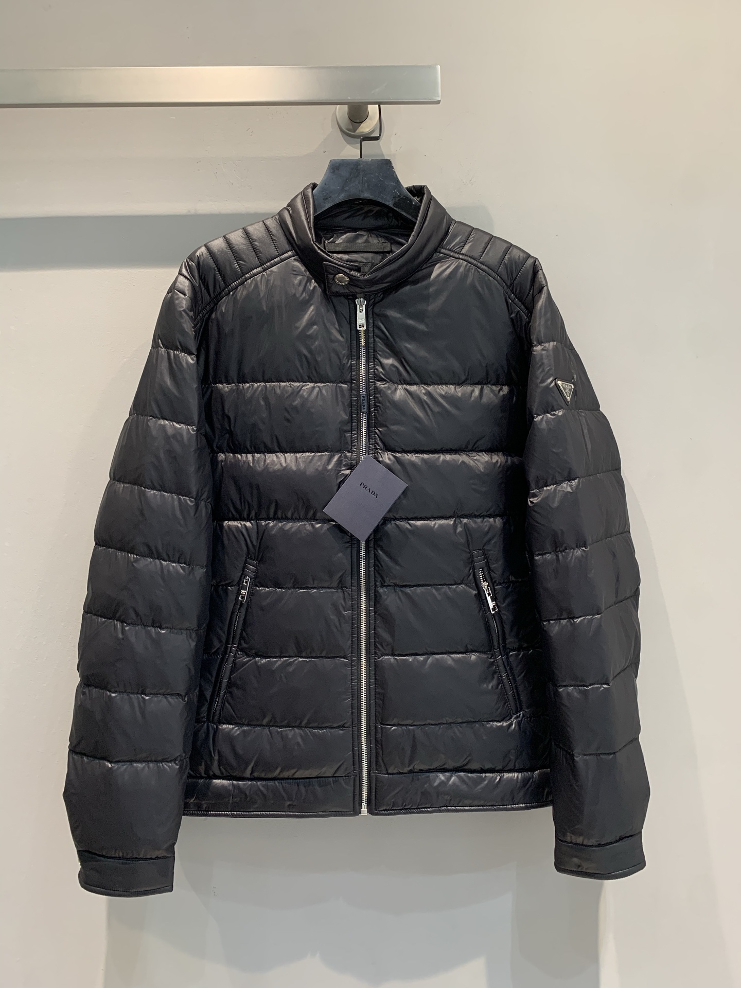 NO:611160,Comes with dust bag. MPrad* 2025 new autumn and winter motorcycle style men's down jacket. Stand collar + zipper design, cool and stylish! Wide quilting on the shoulders and sleeves, highly recognizable. Filled with high-quality white goose down inside, light and warm, outer nylon fabric windproof, perfect for practicality. Both fashionable and functional, a must-have for going out in winter! Size SMLXLXXL, prada, down jacket, alexander  wang19860909配防尘袋新款出货啦MPrad*2025秋冬新款机车风男士羽绒服.立领+拉链设计,酷飒有型!肩部和袖子宽幅绗缝,辨识度超高.内里填充高品质白鹅绒,轻盈又保暖,外层尼龙面料防风,实用性满分计.时尚与功能兼备,冬季出街必备! 码数SMLXLXXL,,prada,down jacket,alexander wang,Women's clothing