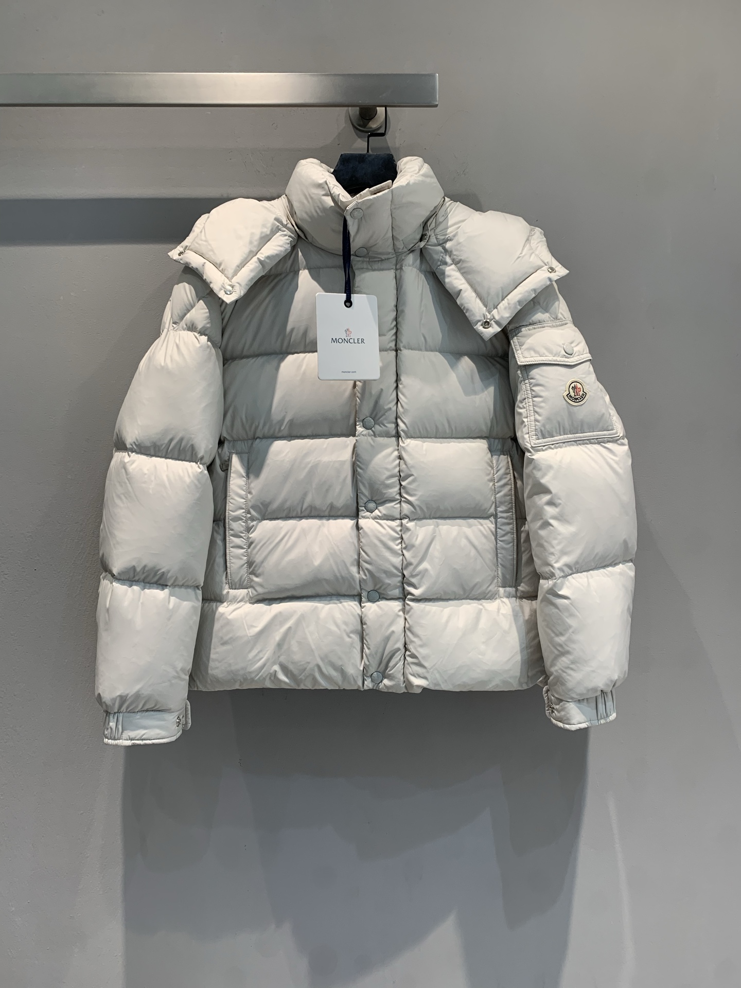 新款🔥出货啦📢 大货实拍 Moncle* 70周年限定MAYA系列羽绒服，高端聚酯纤维+高品质鹅绒填充，