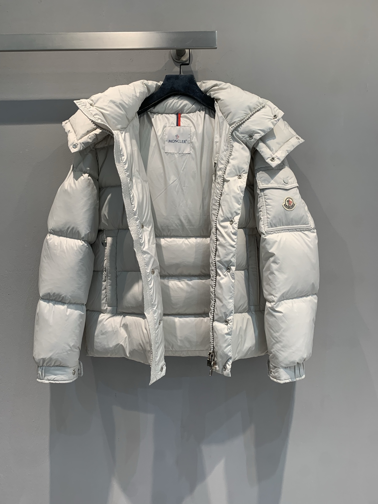 新款🔥出货啦📢 大货实拍 Moncle* 70周年限定MAYA系列羽绒服，高端聚酯纤维+高品质鹅绒填充，