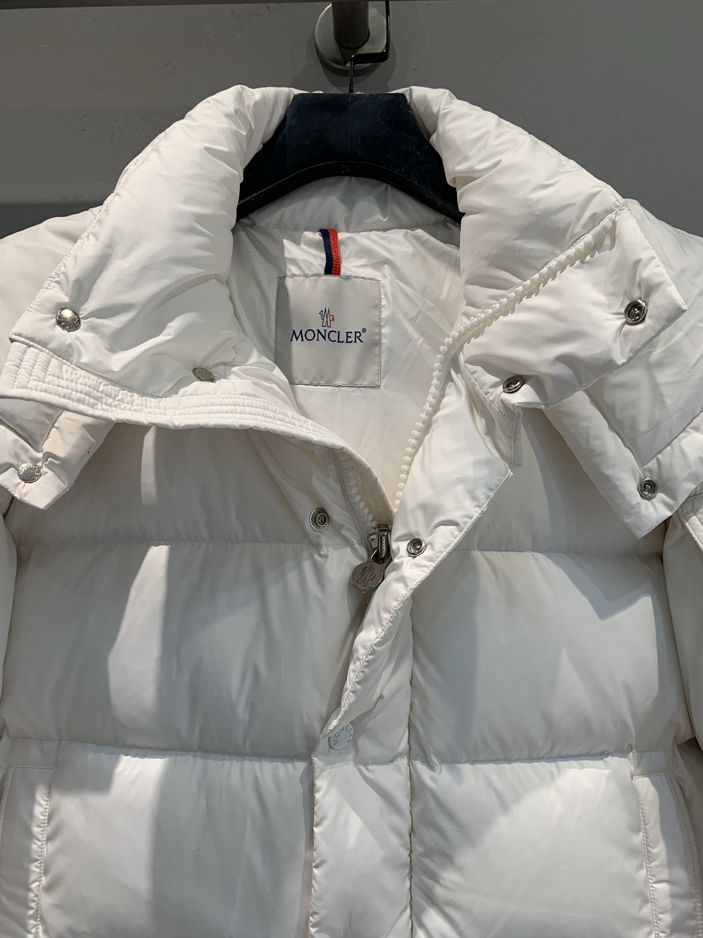 新款🔥出货啦📢 大货实拍 Moncle* 70周年限定MAYA系列羽绒服，高端聚酯纤维+高品质鹅绒填充，