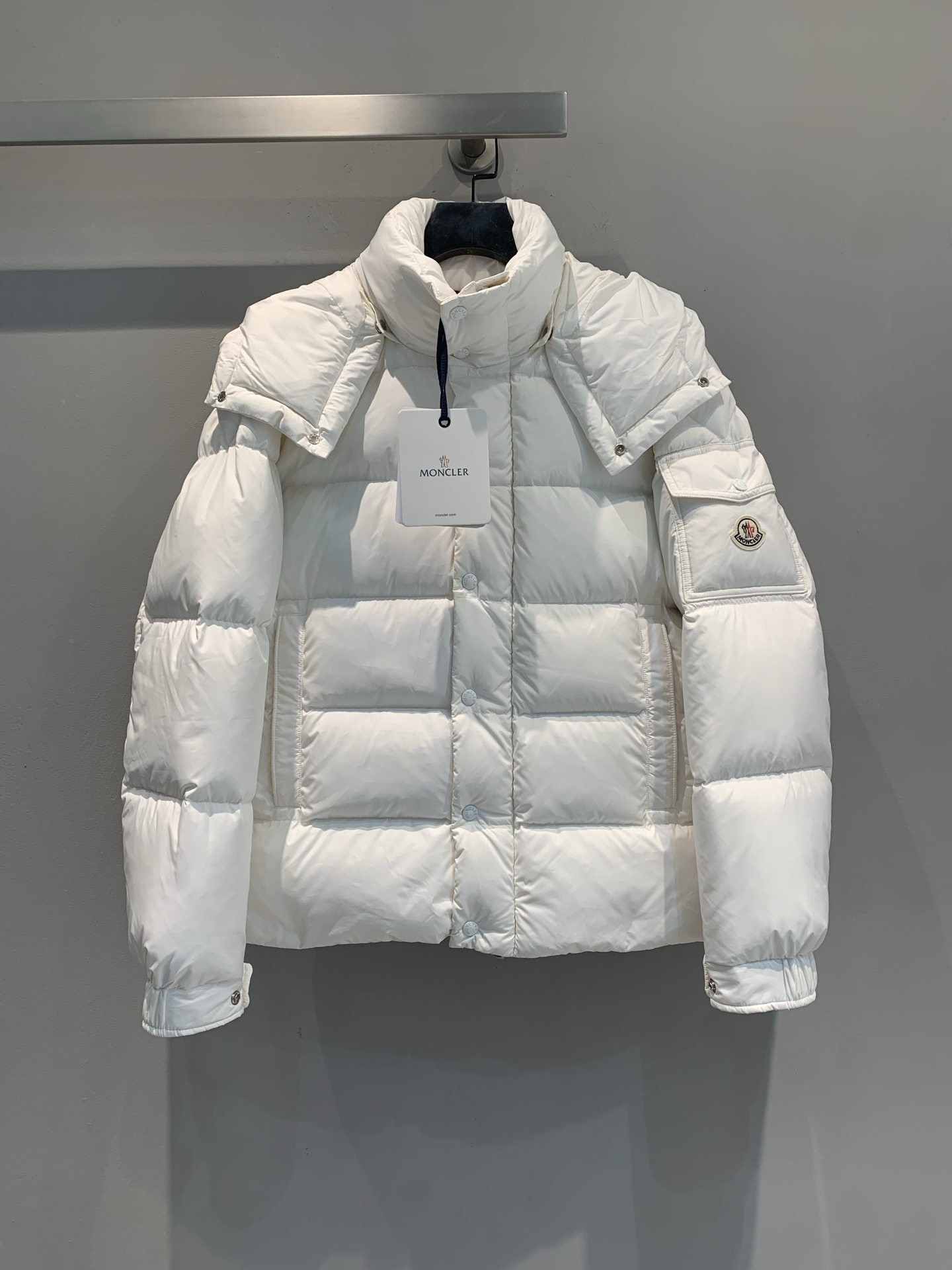 新款🔥出货啦📢 大货实拍 Moncle* 70周年限定MAYA系列羽绒服，高端聚酯纤维+高品质鹅绒填充，