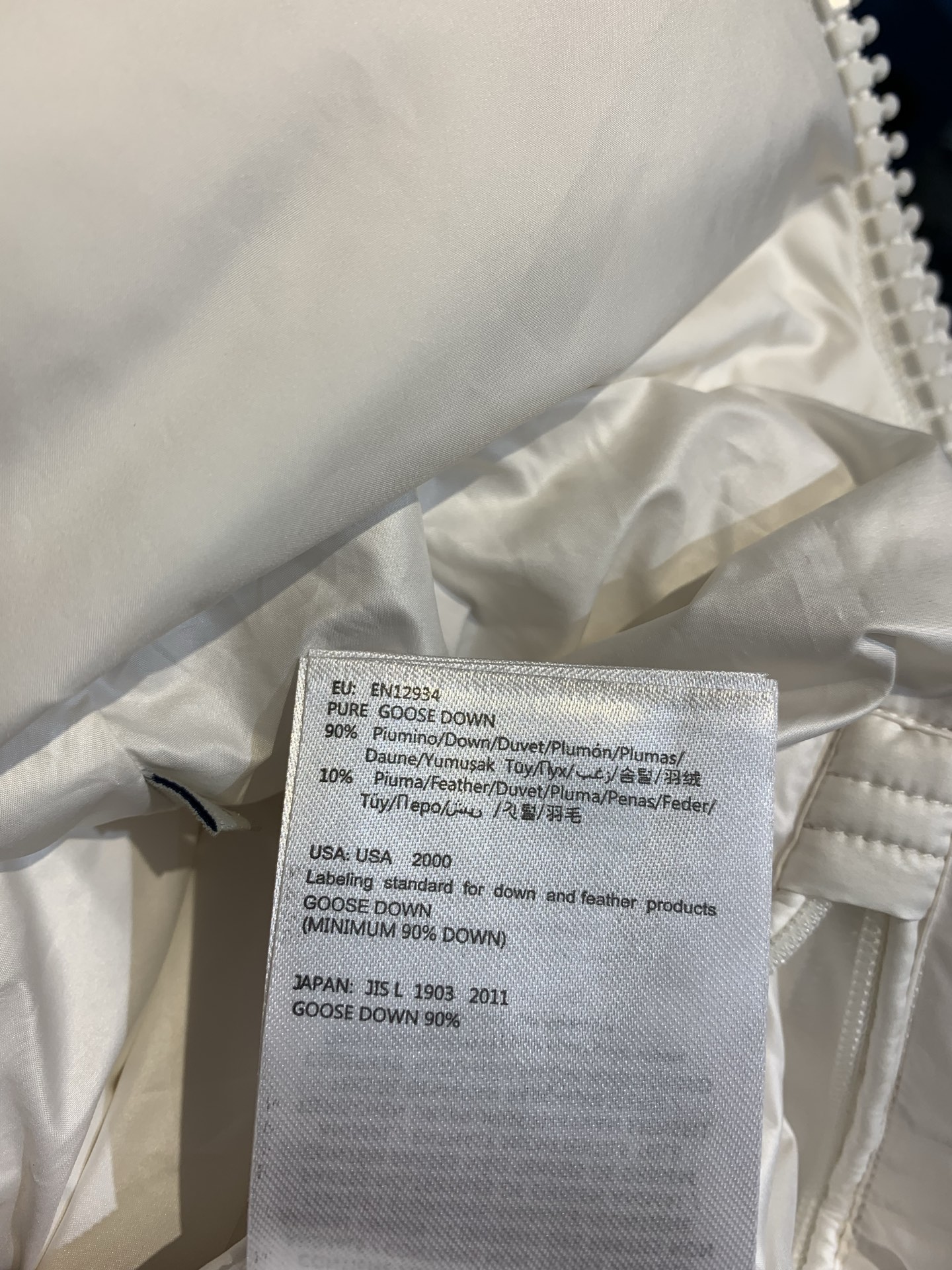 新款🔥出货啦📢 大货实拍 Moncle* 70周年限定MAYA系列羽绒服，高端聚酯纤维+高品质鹅绒填充，