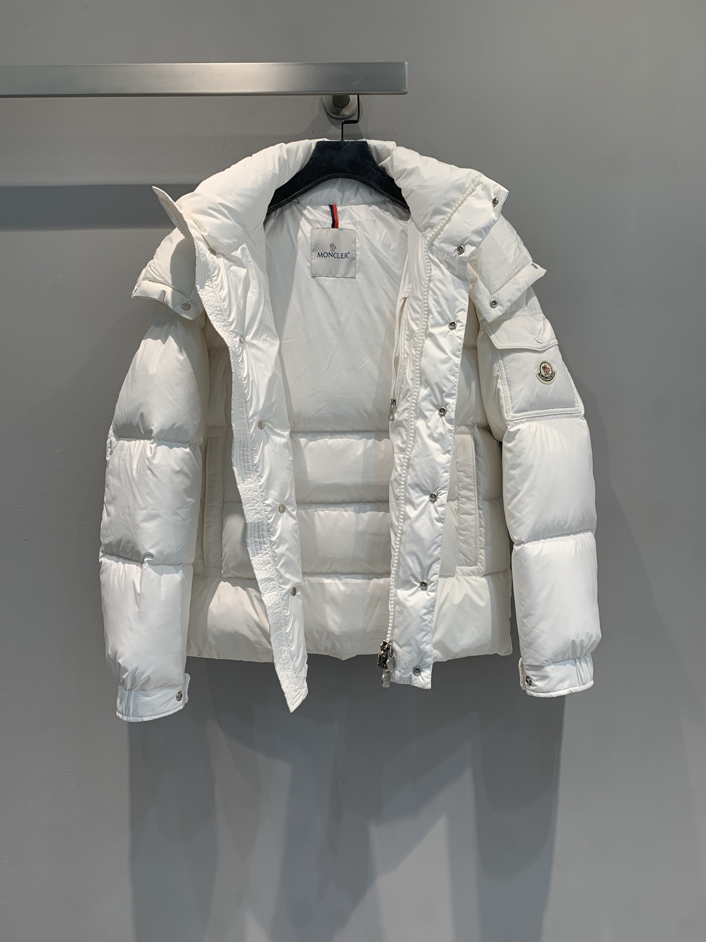 新款🔥出货啦📢 大货实拍 Moncle* 70周年限定MAYA系列羽绒服，高端聚酯纤维+高品质鹅绒填充，