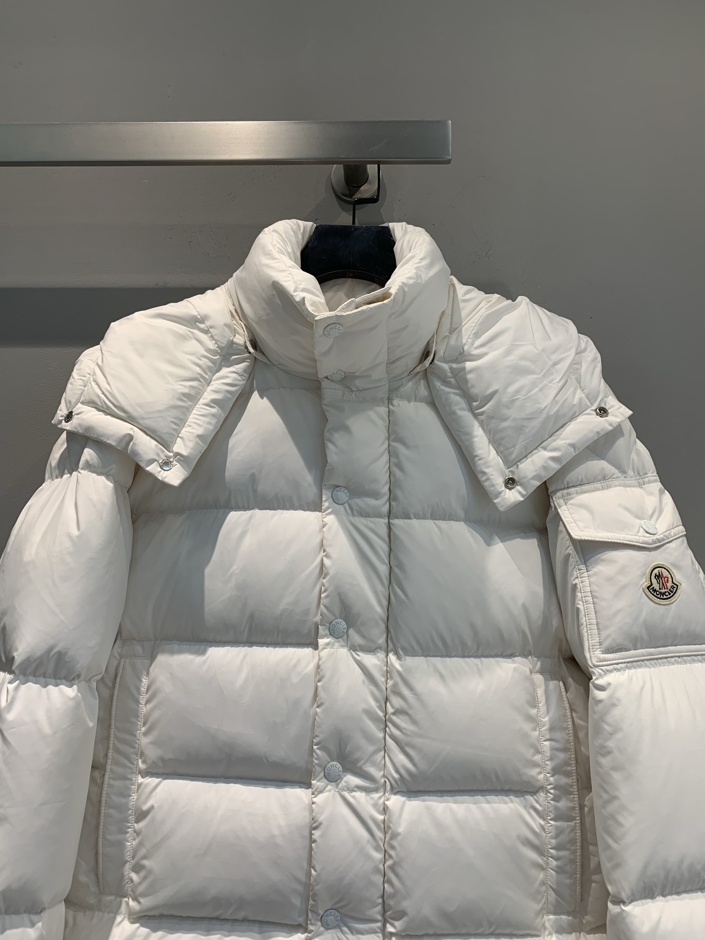 新款🔥出货啦📢 大货实拍 Moncle* 70周年限定MAYA系列羽绒服，高端聚酯纤维+高品质鹅绒填充，