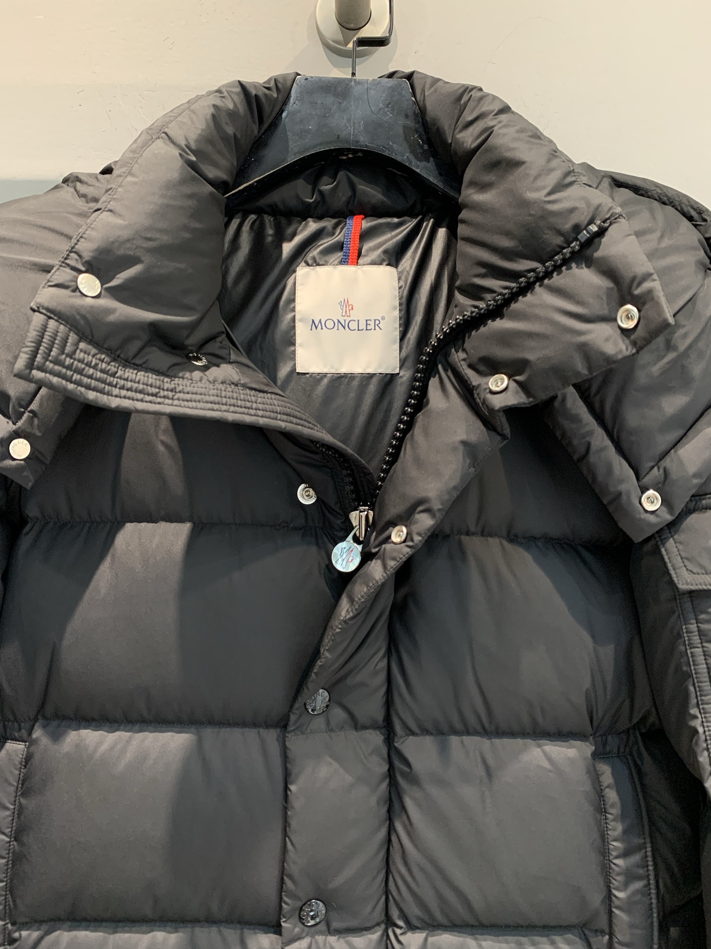 新款🔥出货啦📢 大货实拍 Moncle* 70周年限定MAYA系列羽绒服，高端聚酯纤维+高品质鹅绒填充，