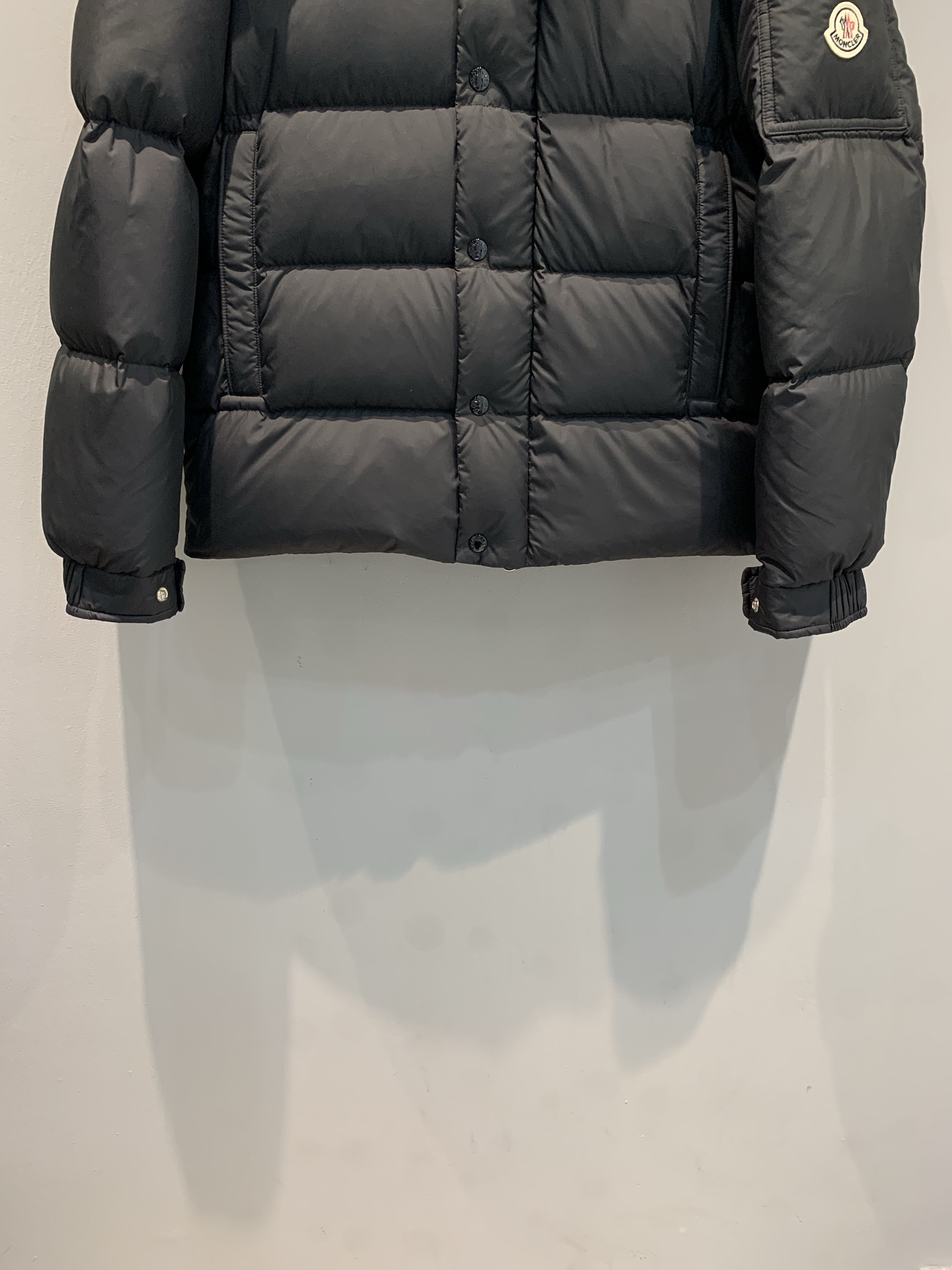 新款🔥出货啦📢 大货实拍 Moncle* 70周年限定MAYA系列羽绒服，高端聚酯纤维+高品质鹅绒填充，