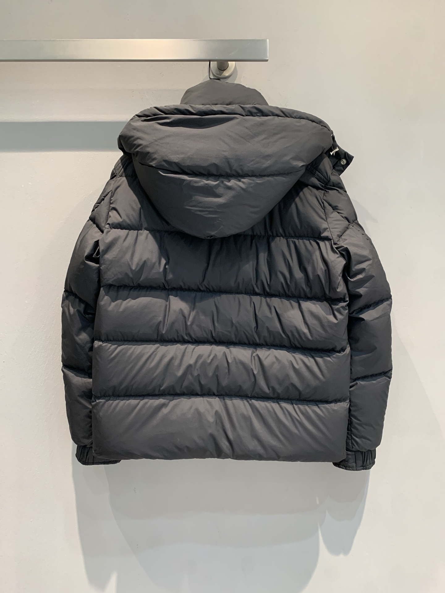 新款🔥出货啦📢 大货实拍 Moncle* 70周年限定MAYA系列羽绒服，高端聚酯纤维+高品质鹅绒填充，