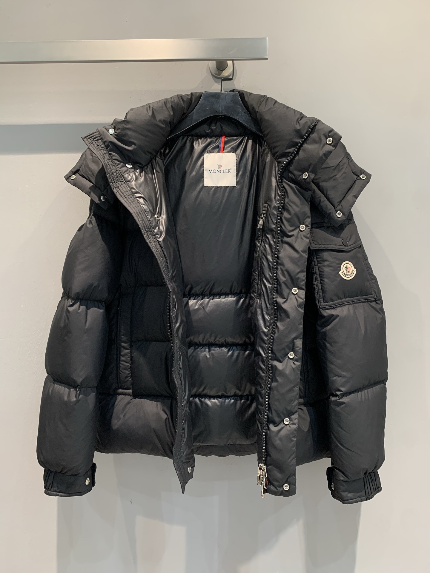 新款🔥出货啦📢 大货实拍 Moncle* 70周年限定MAYA系列羽绒服，高端聚酯纤维+高品质鹅绒填充，