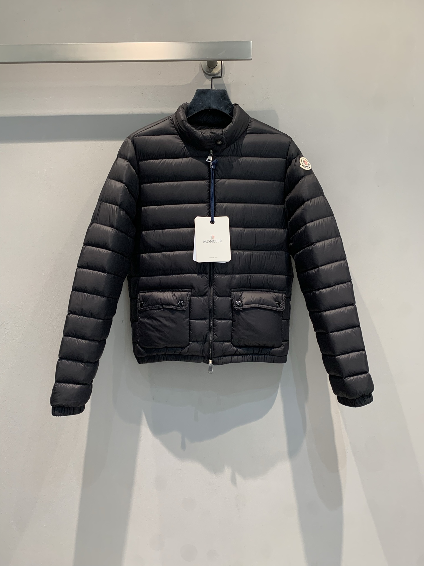 新款🔥出货啦📢 大货实拍 Moncle* Lans秋冬新款黑色轻薄羽绒服，经典短款设计，填充90%鹅绒，