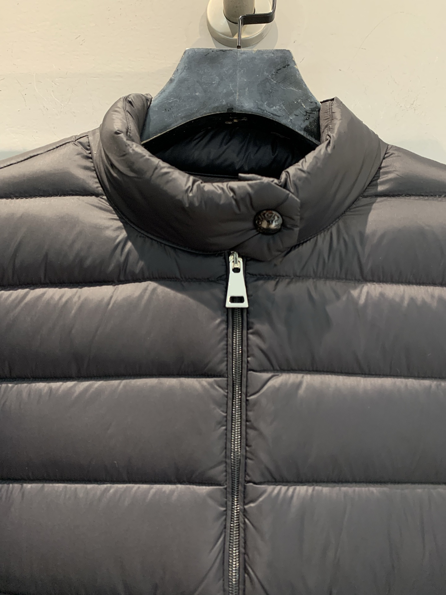 新款🔥出货啦📢 大货实拍 Moncle* Lans秋冬新款黑色轻薄羽绒服，经典短款设计，填充90%鹅绒，