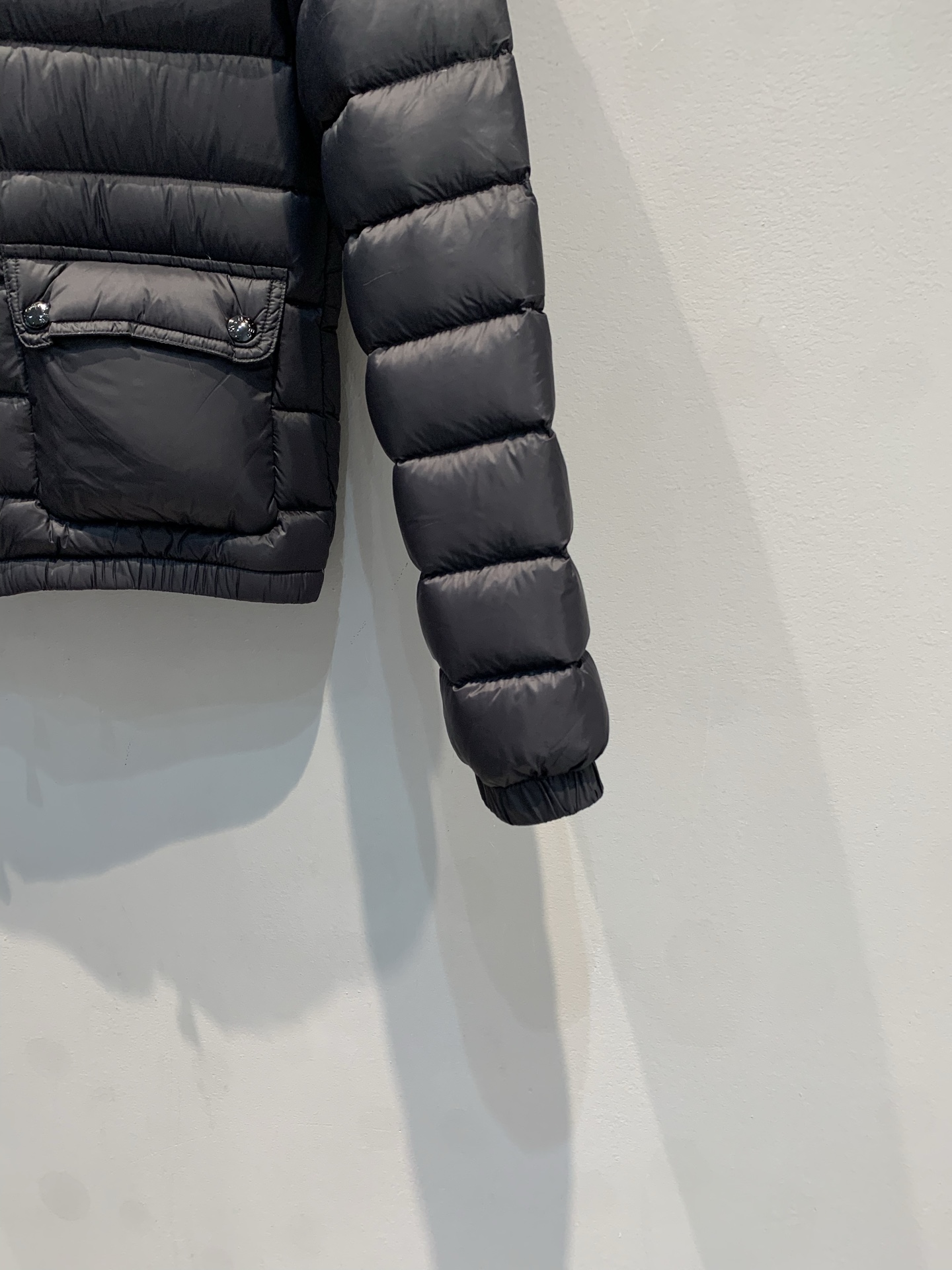 新款🔥出货啦📢 大货实拍 Moncle* Lans秋冬新款黑色轻薄羽绒服，经典短款设计，填充90%鹅绒，