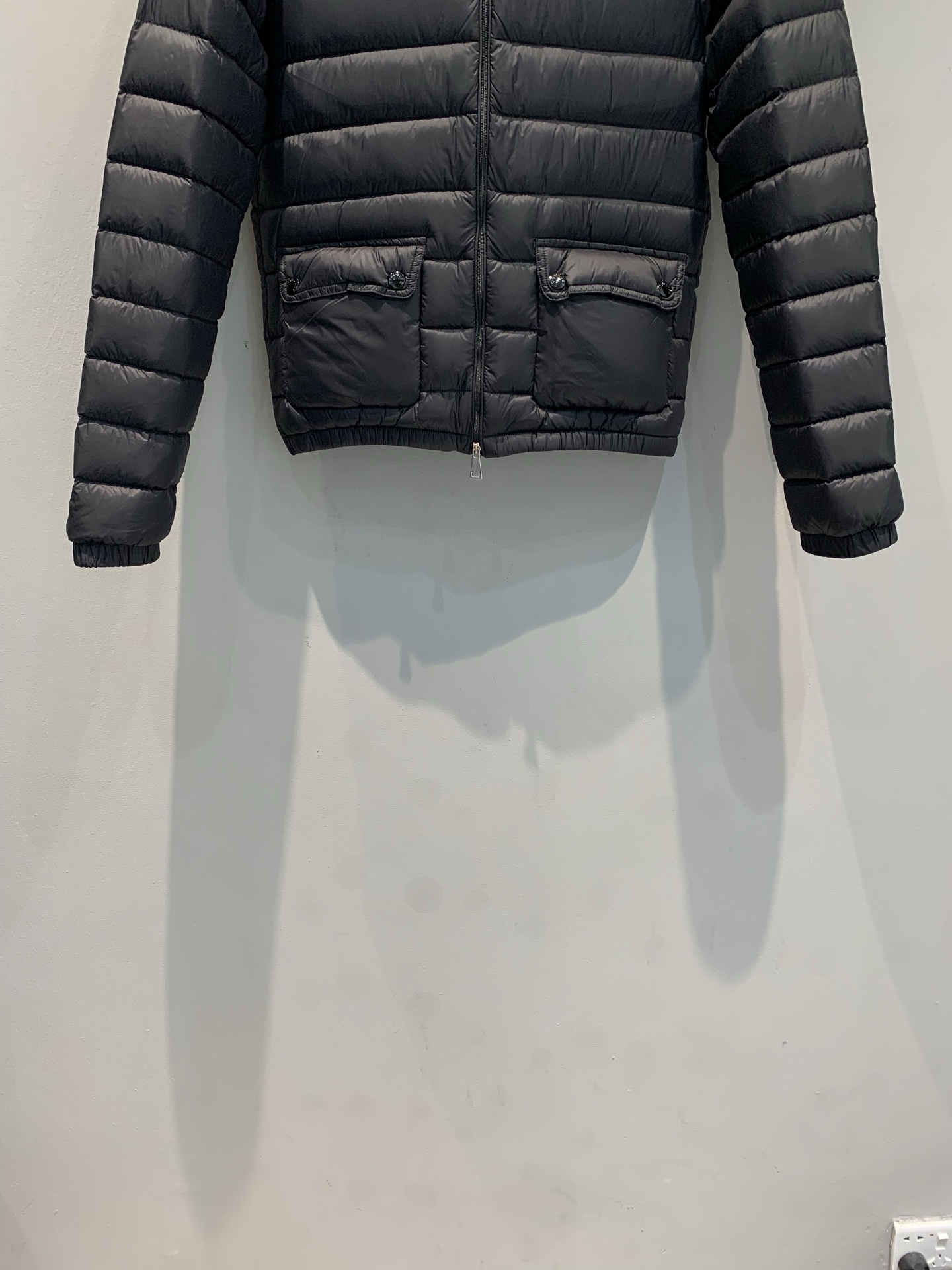 新款🔥出货啦📢 大货实拍 Moncle* Lans秋冬新款黑色轻薄羽绒服，经典短款设计，填充90%鹅绒，