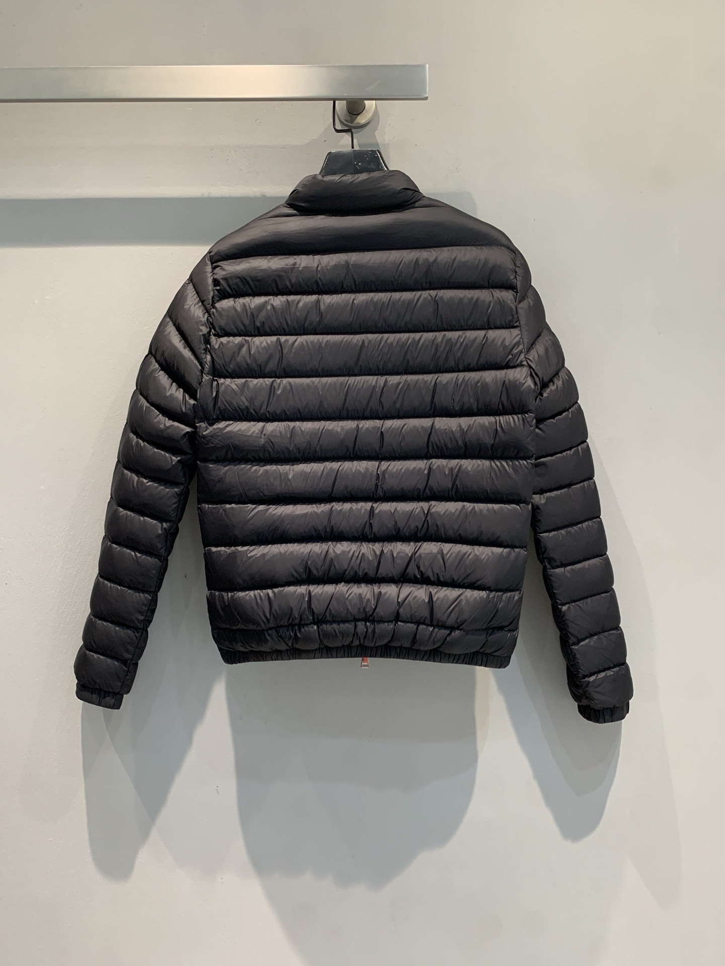 新款🔥出货啦📢 大货实拍 Moncle* Lans秋冬新款黑色轻薄羽绒服，经典短款设计，填充90%鹅绒，