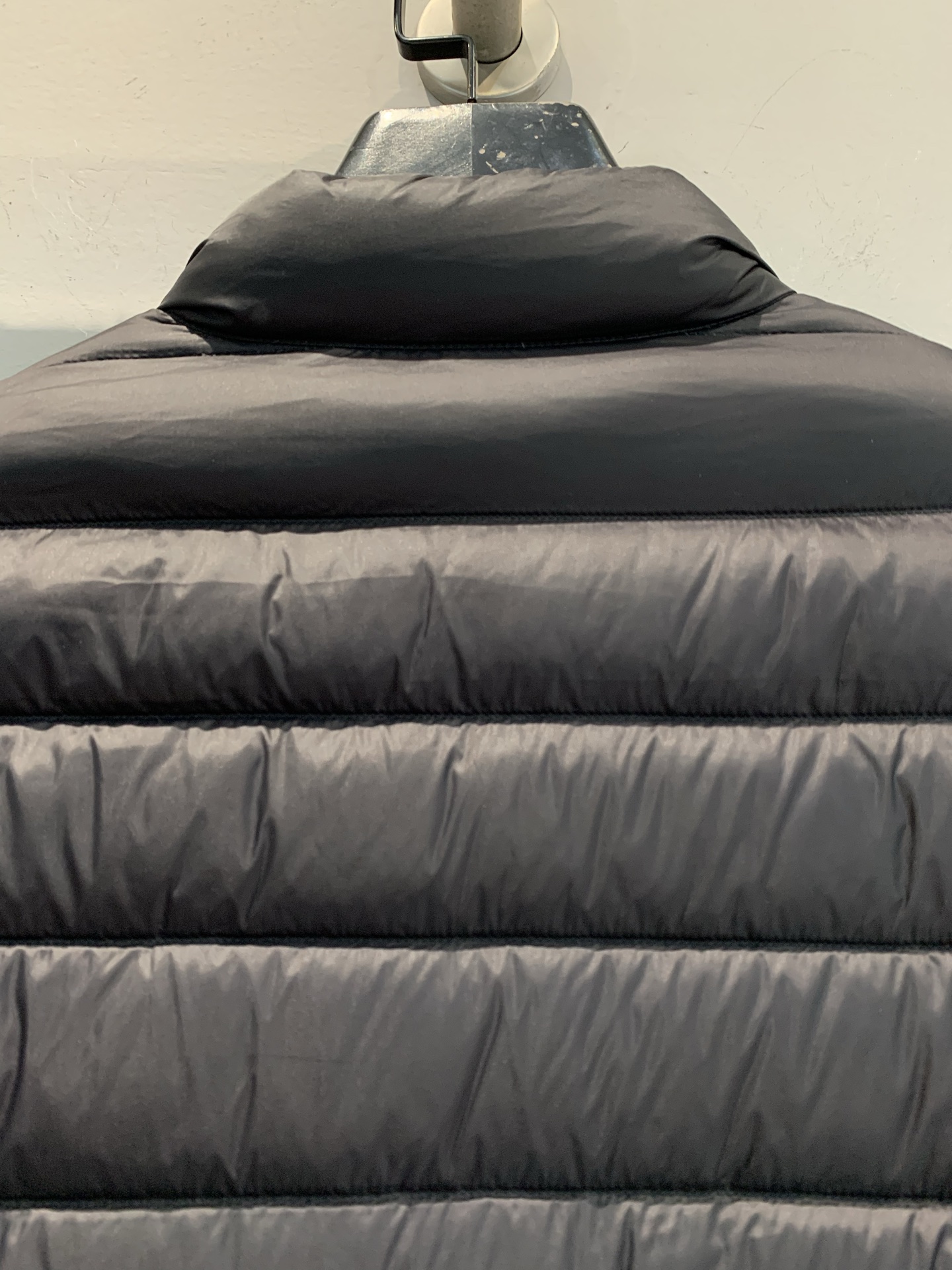 新款🔥出货啦📢 大货实拍 Moncle* Lans秋冬新款黑色轻薄羽绒服，经典短款设计，填充90%鹅绒，