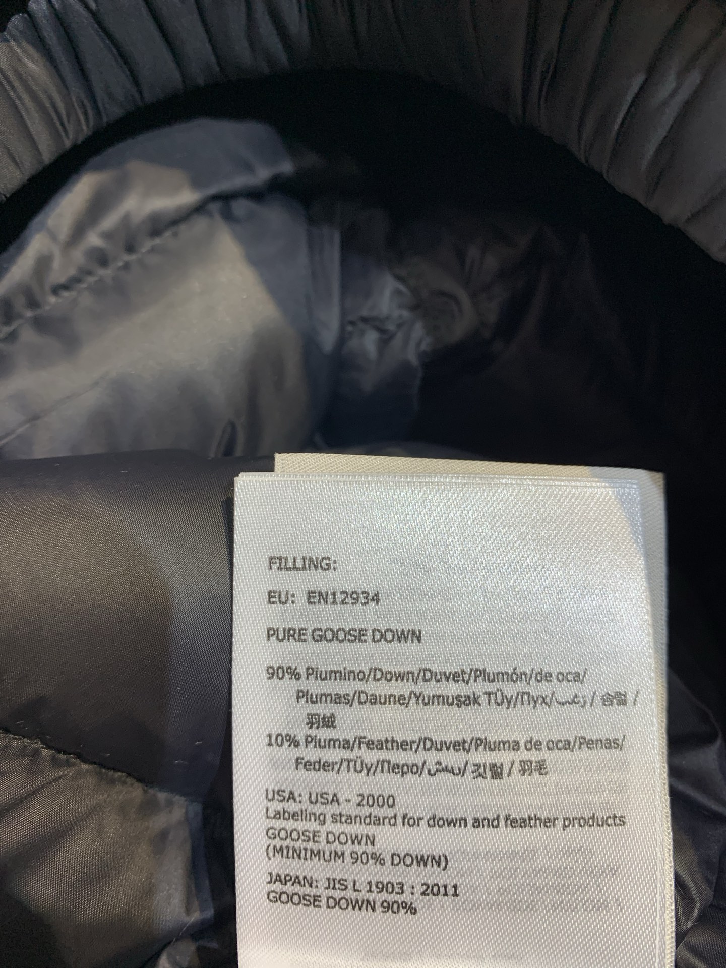 新款🔥出货啦📢 大货实拍 Moncle* Lans秋冬新款粉色薄款羽绒服，经典短款设计，轻薄白鹅绒填充，