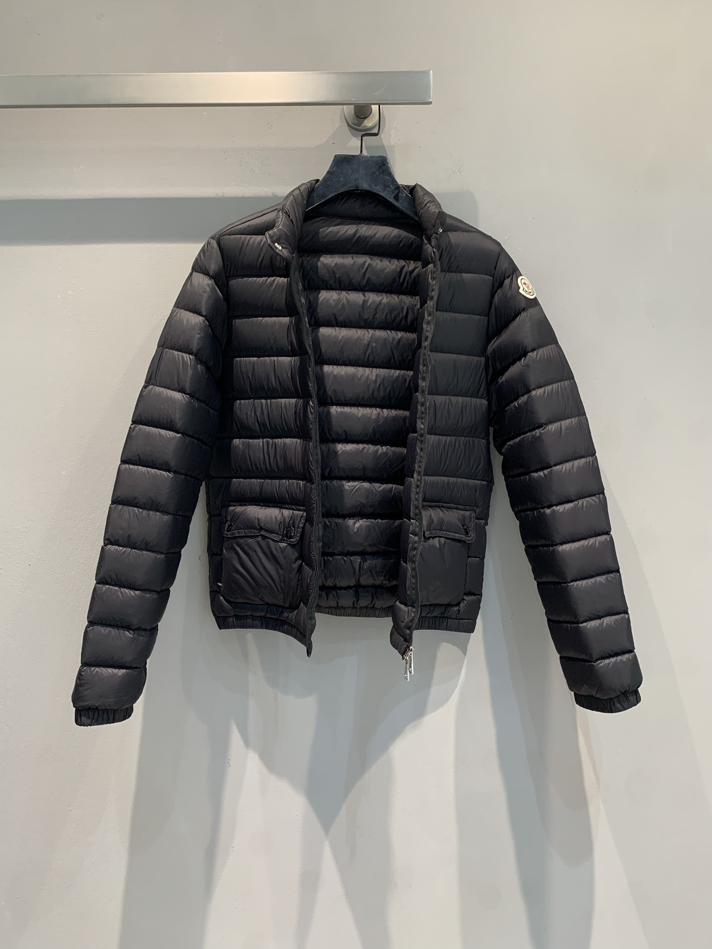 新款🔥出货啦📢 大货实拍 Moncle* Lans秋冬新款黑色轻薄羽绒服，经典短款设计，填充90%鹅绒，