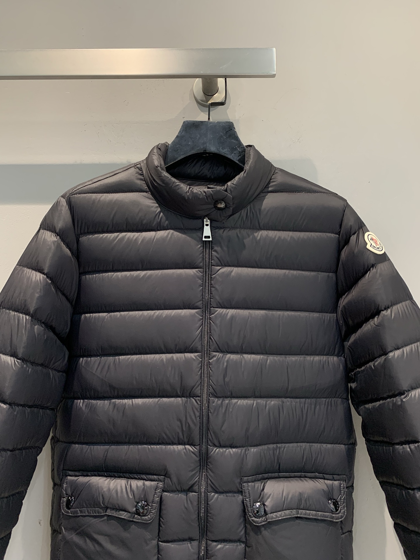 新款🔥出货啦📢 大货实拍 Moncle* Lans秋冬新款黑色轻薄羽绒服，经典短款设计，填充90%鹅绒，