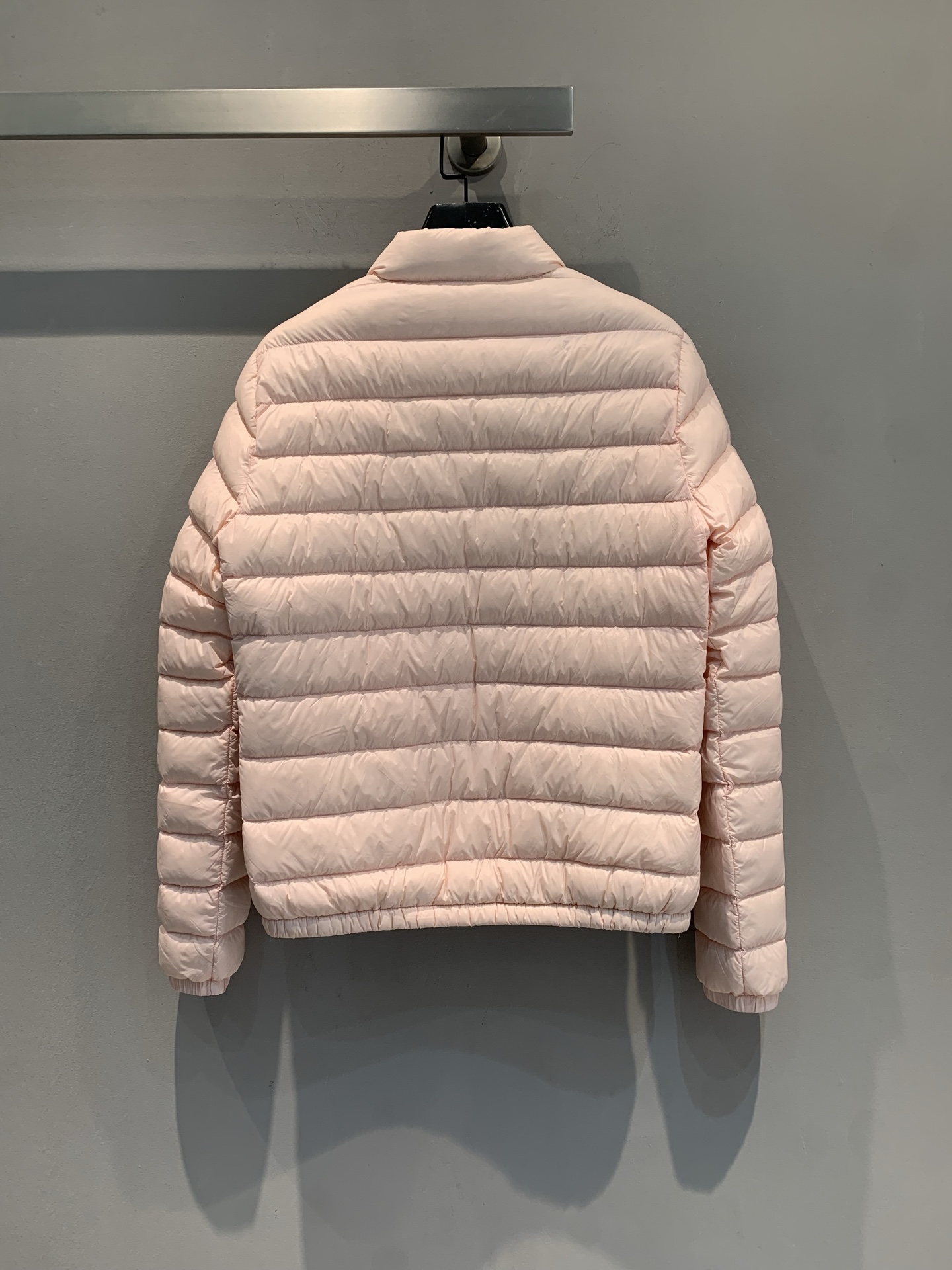 新款🔥出货啦📢 大货实拍 Moncle* Lans秋冬新款粉色薄款羽绒服，经典短款设计，轻薄白鹅绒填充，