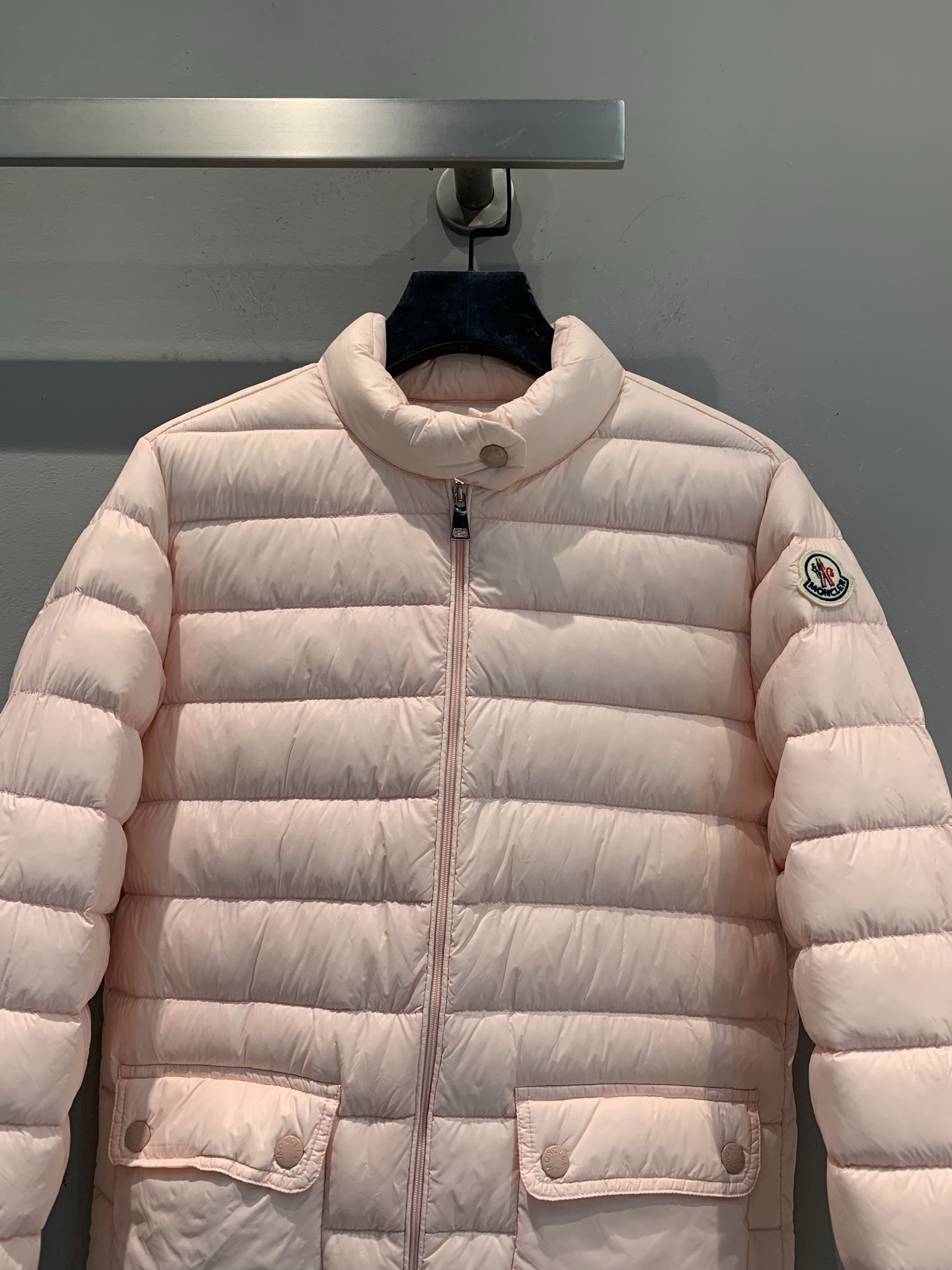 新款🔥出货啦📢 大货实拍 Moncle* Lans秋冬新款粉色薄款羽绒服，经典短款设计，轻薄白鹅绒填充，
