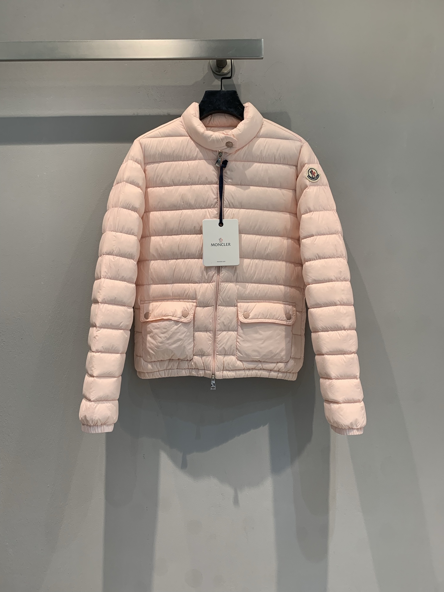 新款🔥出货啦📢 大货实拍 Moncle* Lans秋冬新款粉色薄款羽绒服，经典短款设计，轻薄白鹅绒填充，