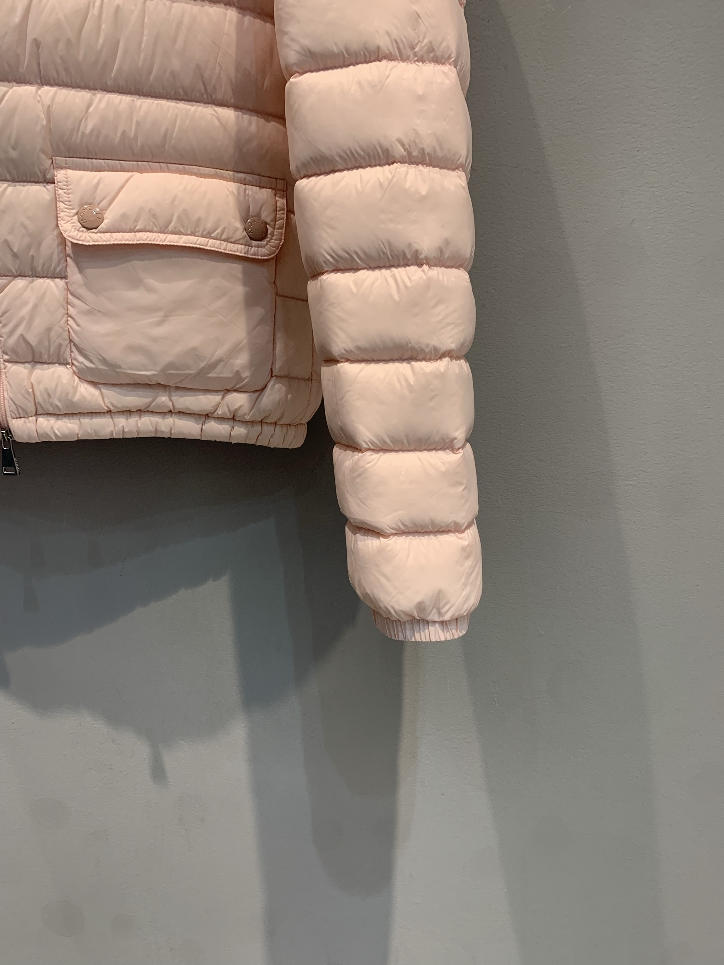 新款🔥出货啦📢 大货实拍 Moncle* Lans秋冬新款粉色薄款羽绒服，经典短款设计，轻薄白鹅绒填充，