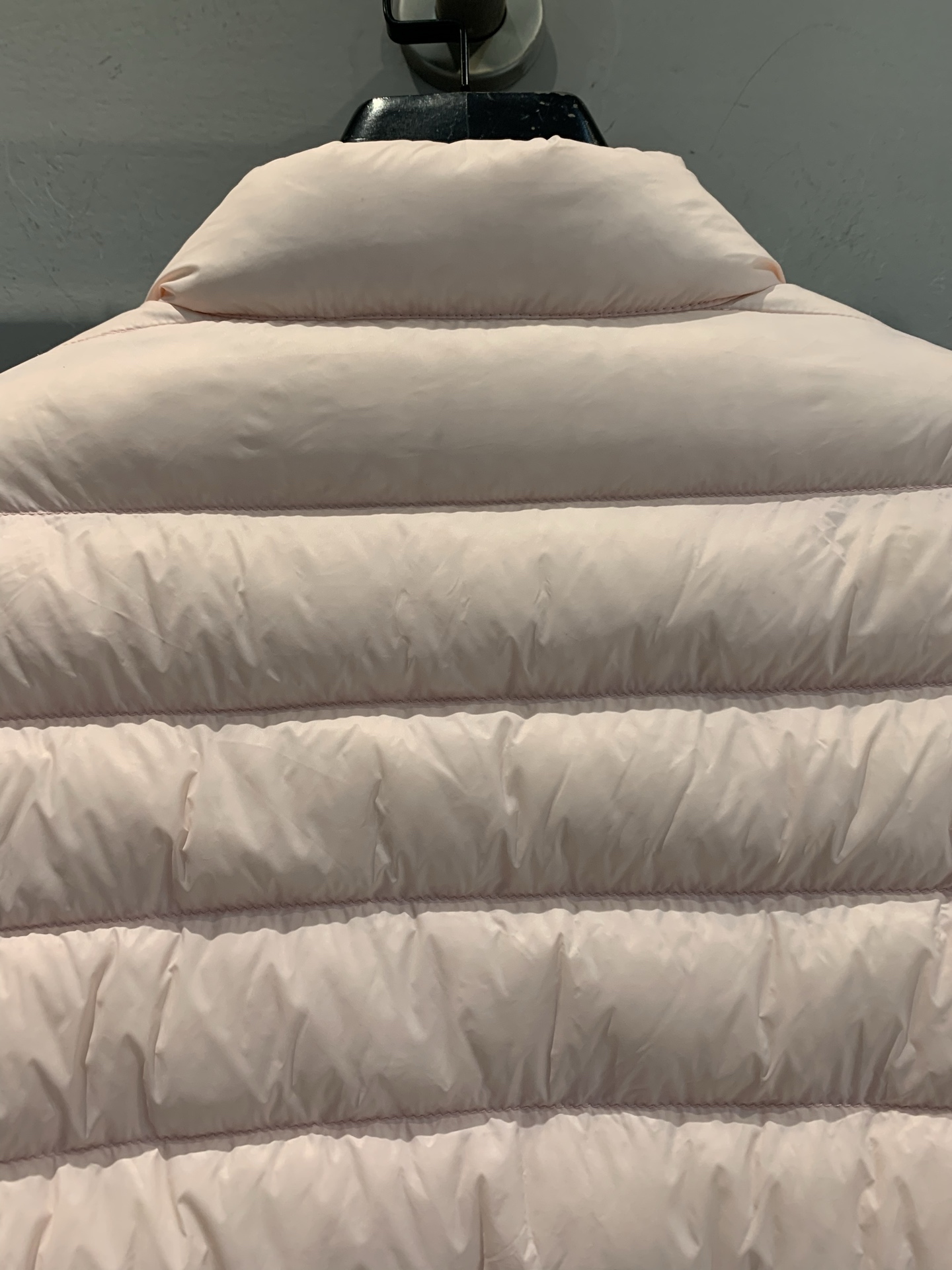 新款🔥出货啦📢 大货实拍 Moncle* Lans秋冬新款粉色薄款羽绒服，经典短款设计，轻薄白鹅绒填充，