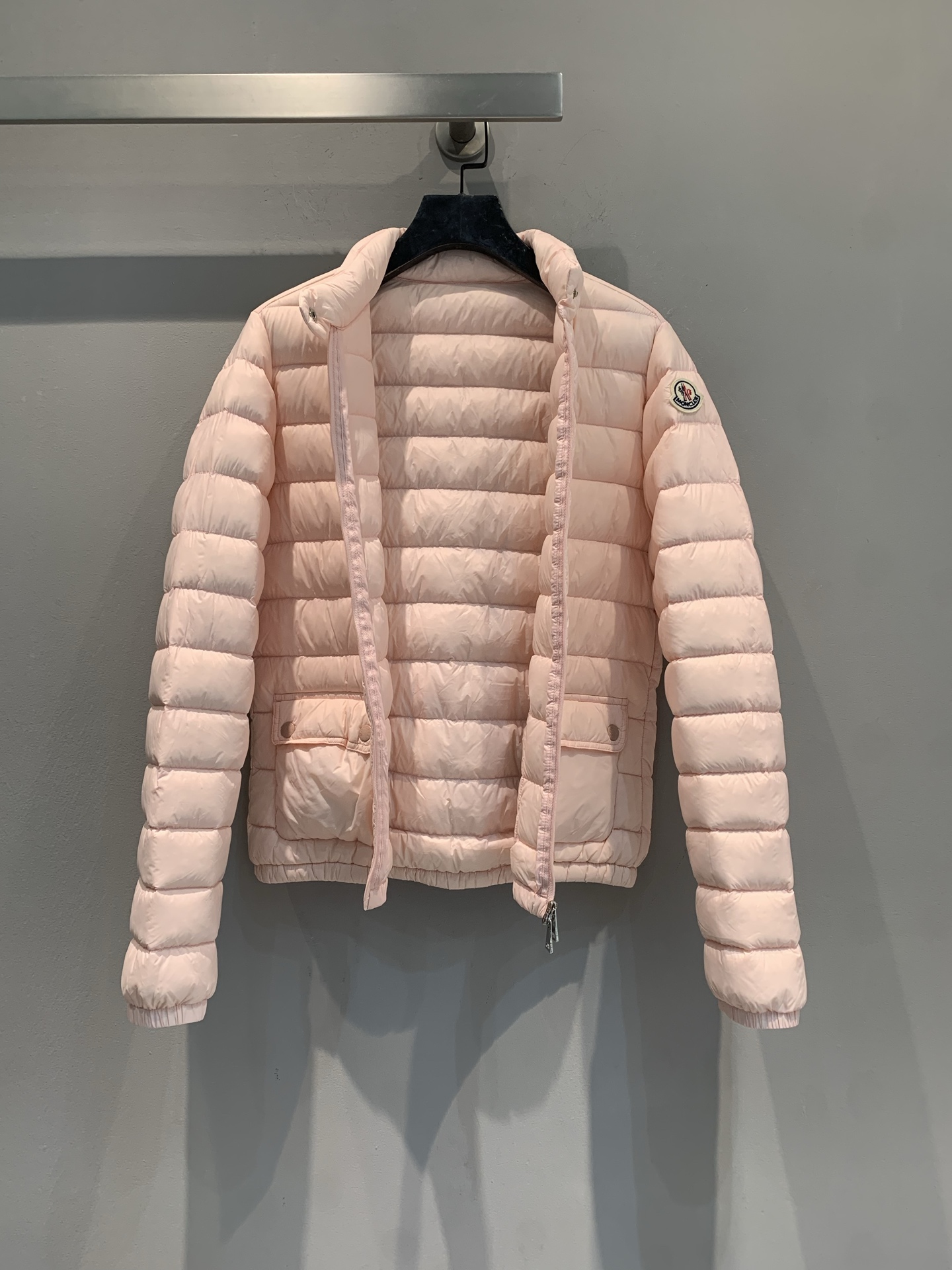 新款🔥出货啦📢 大货实拍 Moncle* Lans秋冬新款粉色薄款羽绒服，经典短款设计，轻薄白鹅绒填充，