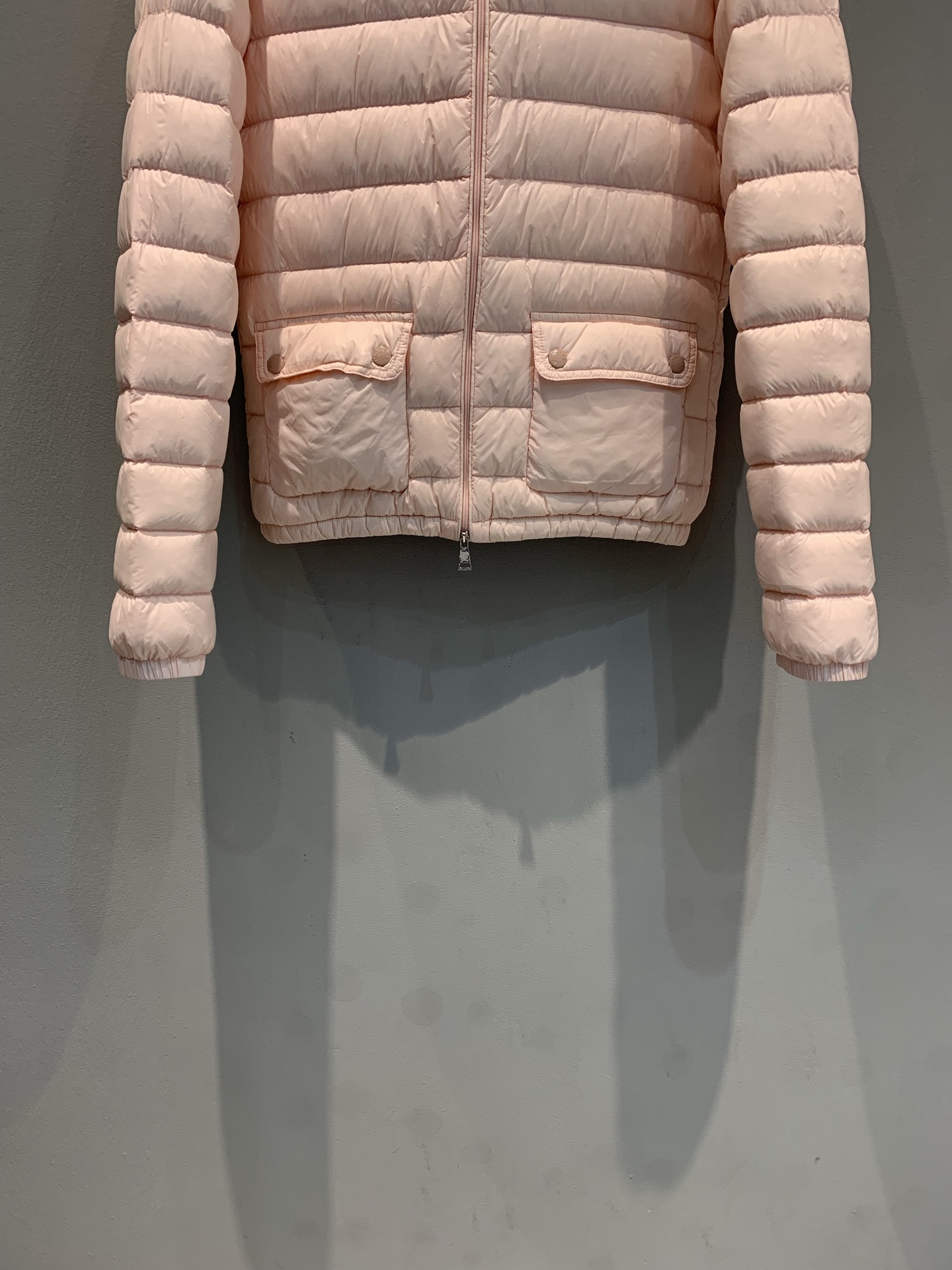 新款🔥出货啦📢 大货实拍 Moncle* Lans秋冬新款粉色薄款羽绒服，经典短款设计，轻薄白鹅绒填充，