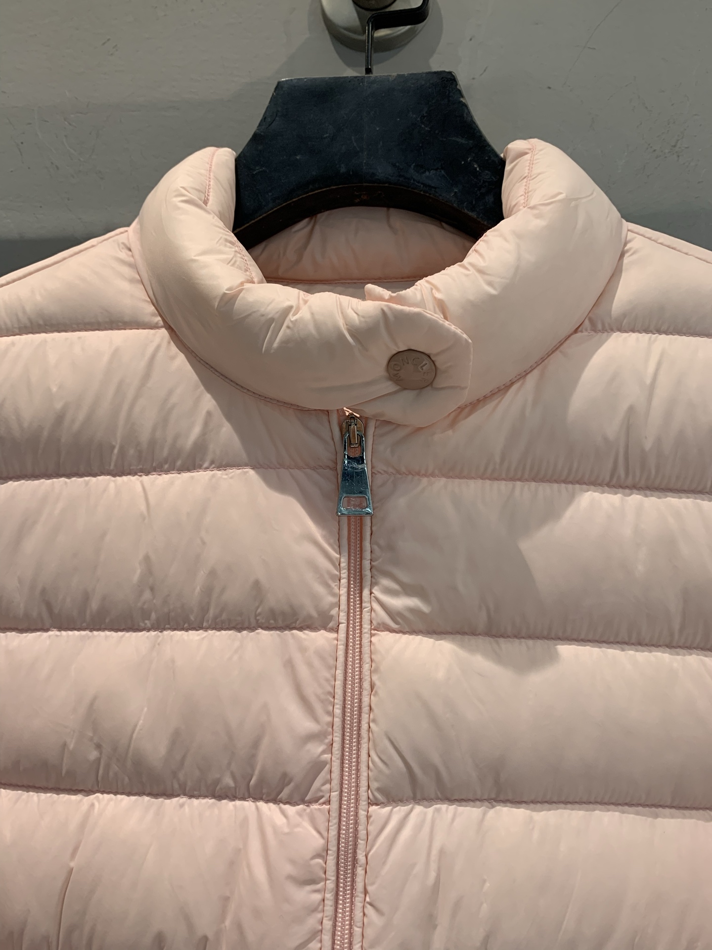 新款🔥出货啦📢 大货实拍 Moncle* Lans秋冬新款粉色薄款羽绒服，经典短款设计，轻薄白鹅绒填充，