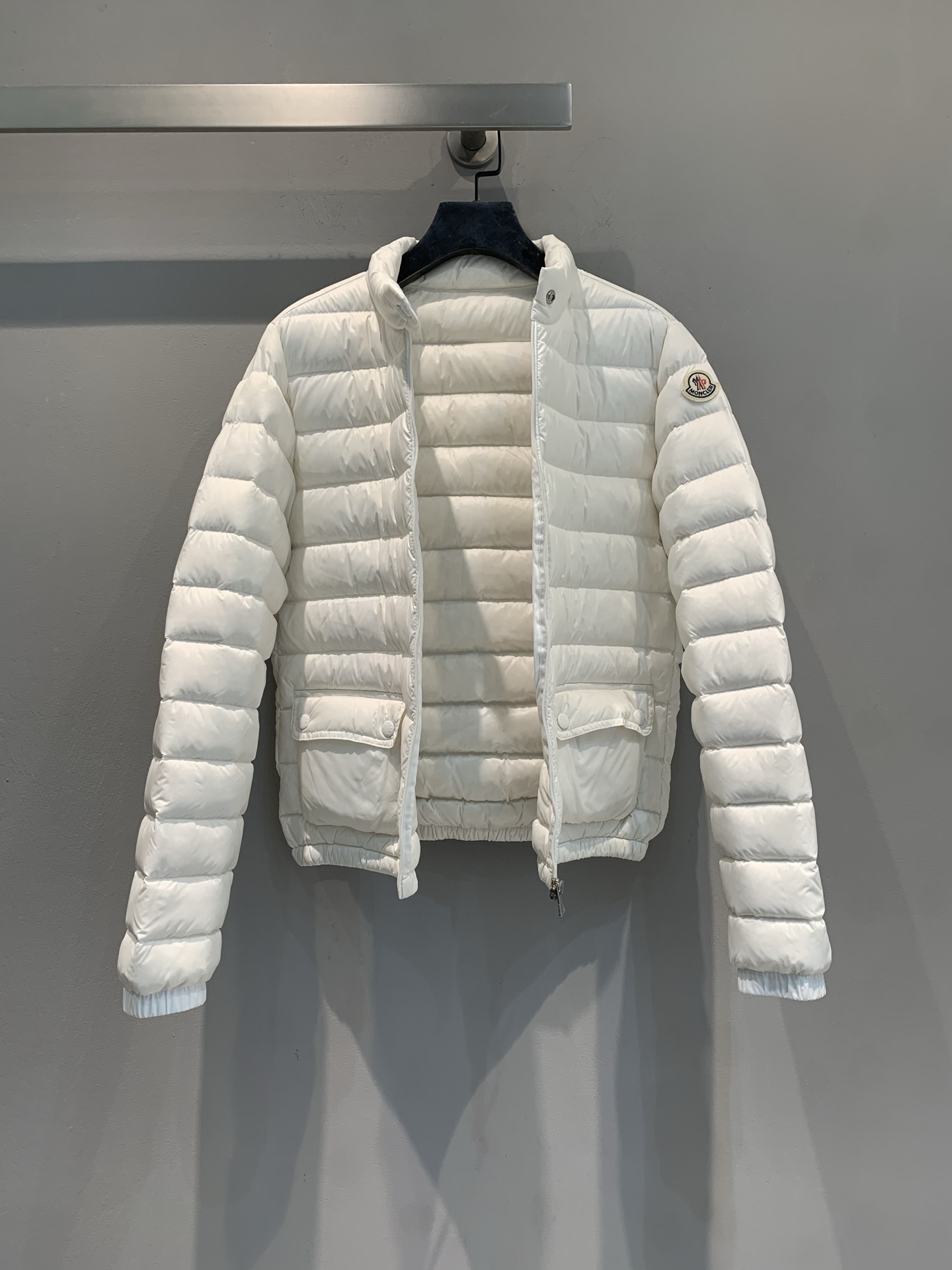 新款🔥出货啦📢 大货实拍 Moncle* Lans秋冬新款白色羽绒服，轻薄短款设计，鹅绒填充，外层高品质