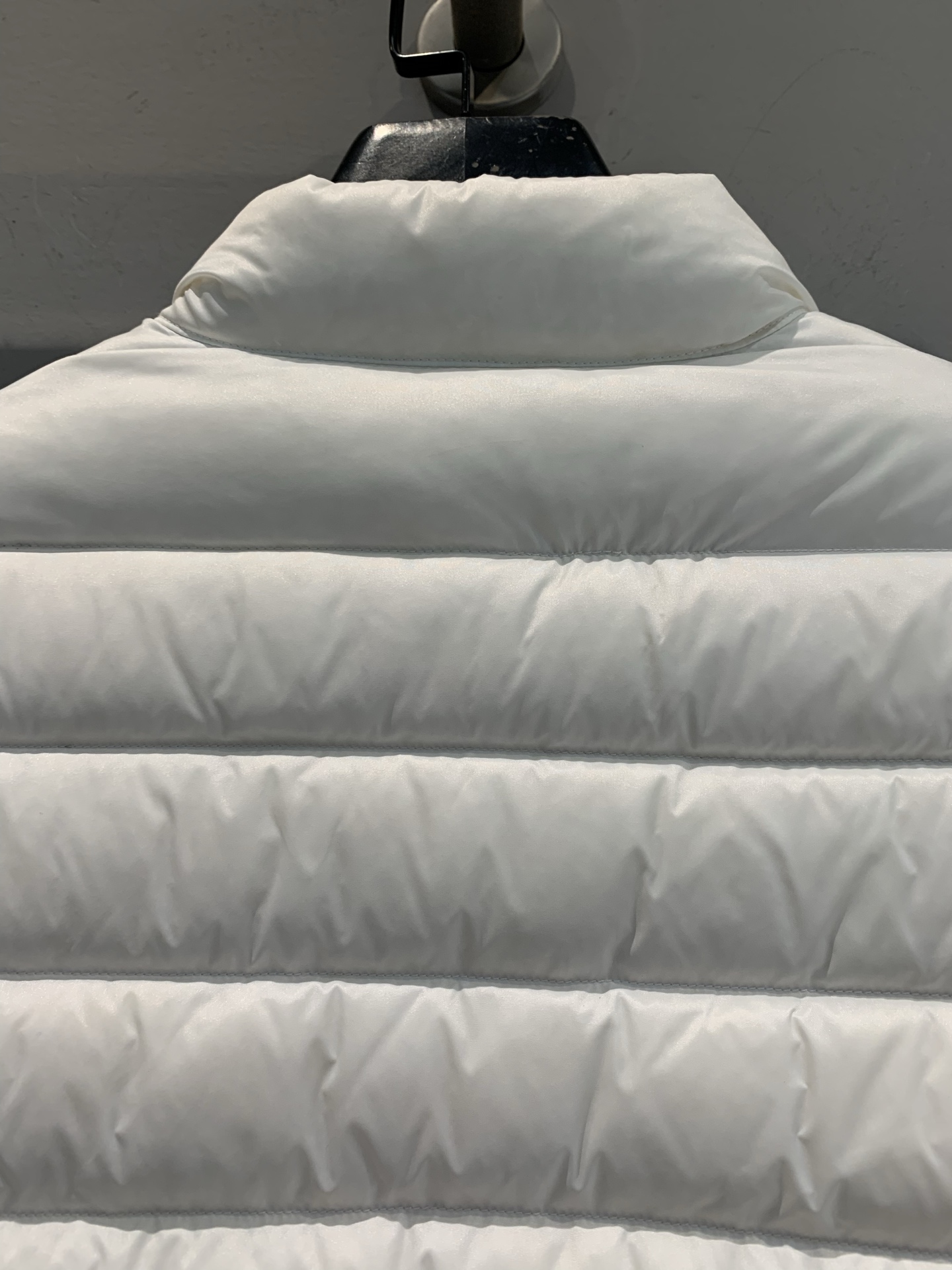 新款🔥出货啦📢 大货实拍 Moncle* Lans秋冬新款白色羽绒服，轻薄短款设计，鹅绒填充，外层高品质