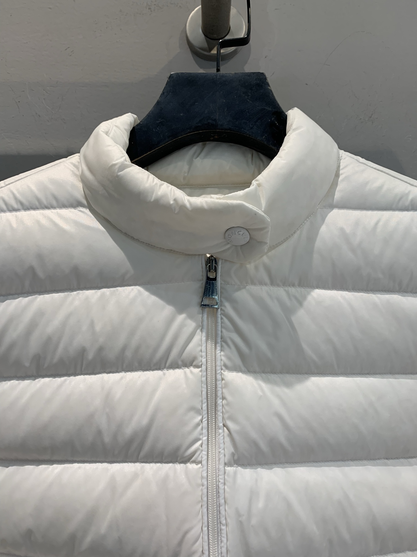 新款🔥出货啦📢 大货实拍 Moncle* Lans秋冬新款白色羽绒服，轻薄短款设计，鹅绒填充，外层高品质