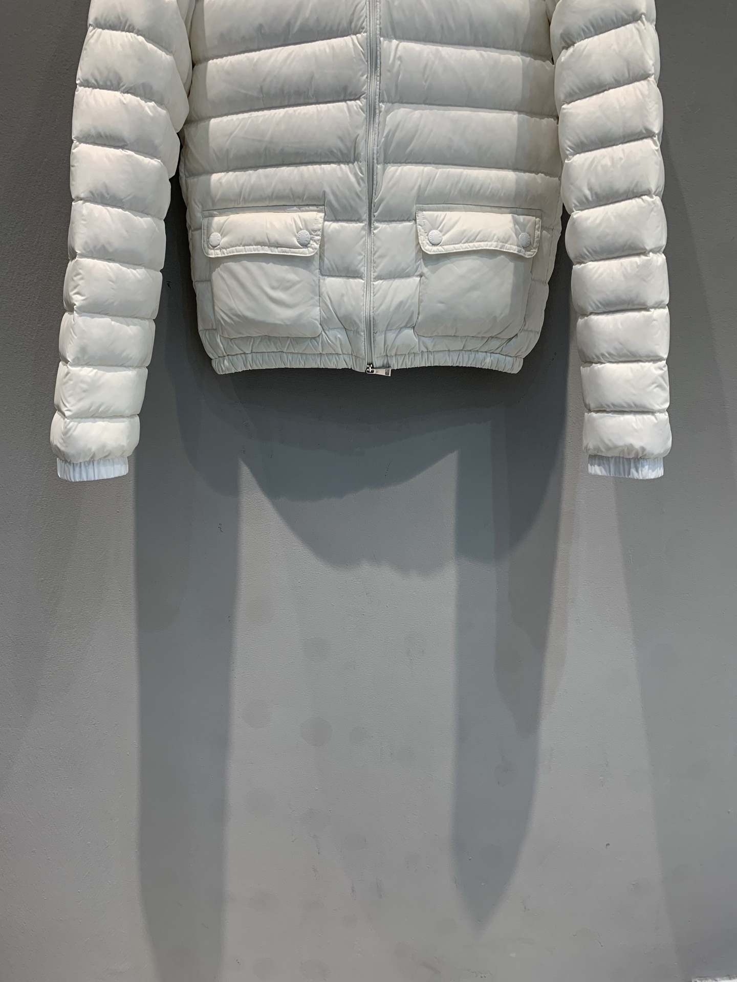 新款🔥出货啦📢 大货实拍 Moncle* Lans秋冬新款白色羽绒服，轻薄短款设计，鹅绒填充，外层高品质