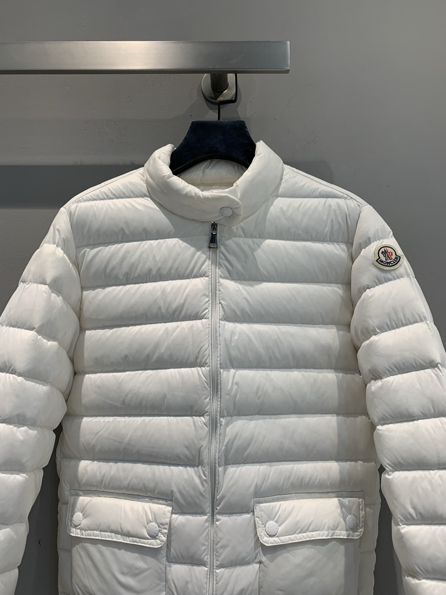 新款🔥出货啦📢 大货实拍 Moncle* Lans秋冬新款白色羽绒服，轻薄短款设计，鹅绒填充，外层高品质